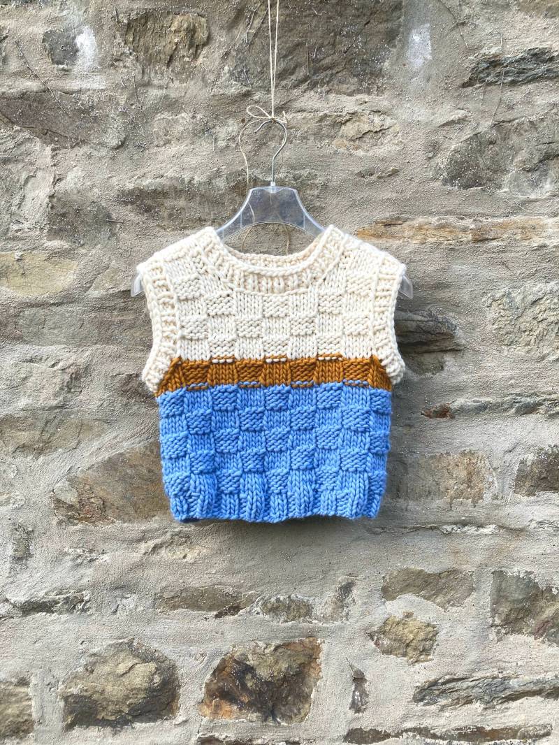 Pullunder „Chess". Grobstrick in Den Farben Creme-Zimt-Hellblau. Handgestrickt Aus Sehr Weicher Merinowollmix. Größe 36-38 von WOOLBLOOMY