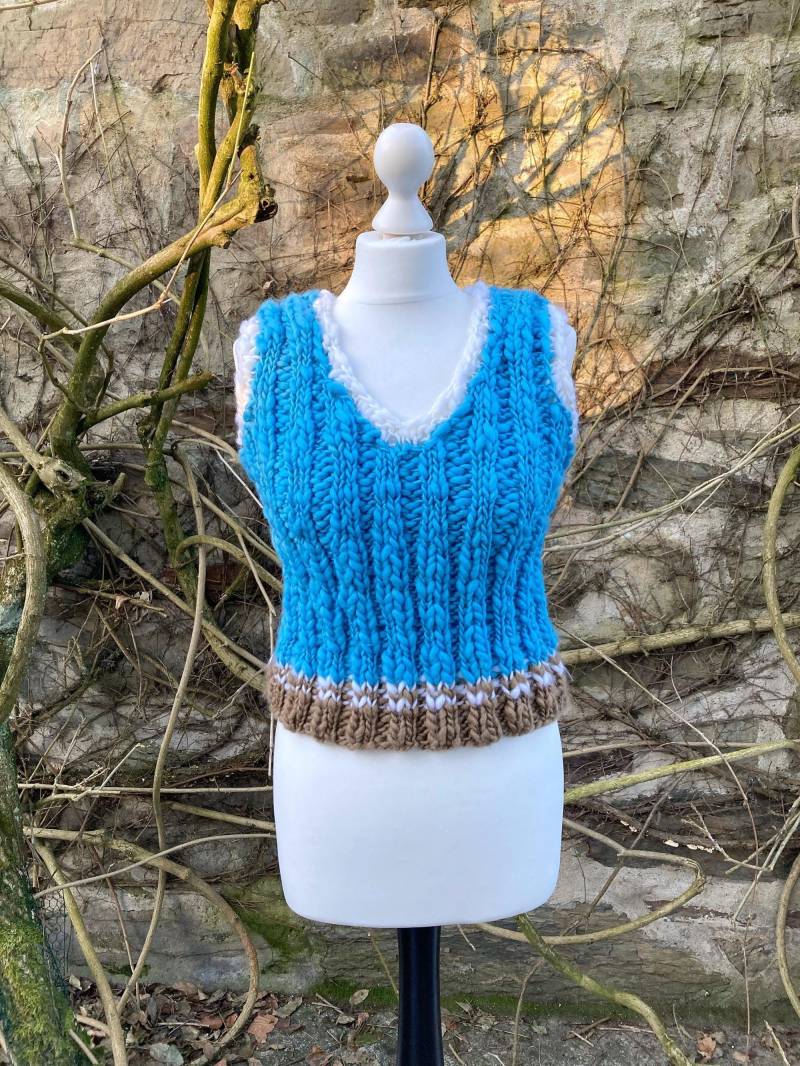 Pullunder in Eisblau-Weiß-Mocca Farben. Handgestrickt Aus Hochwertiger, Superweicher Merino-Schurwolle. Größe 36-38 von WOOLBLOOMY