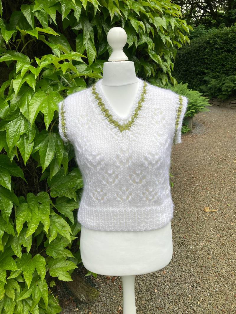 Pullunder Traum in Weiß Und Olive. Handgestrickt Aus Weichem, Hochwertigen Merino Wollmix Im Ajourmuster Größe 36-38 von WOOLBLOOMY