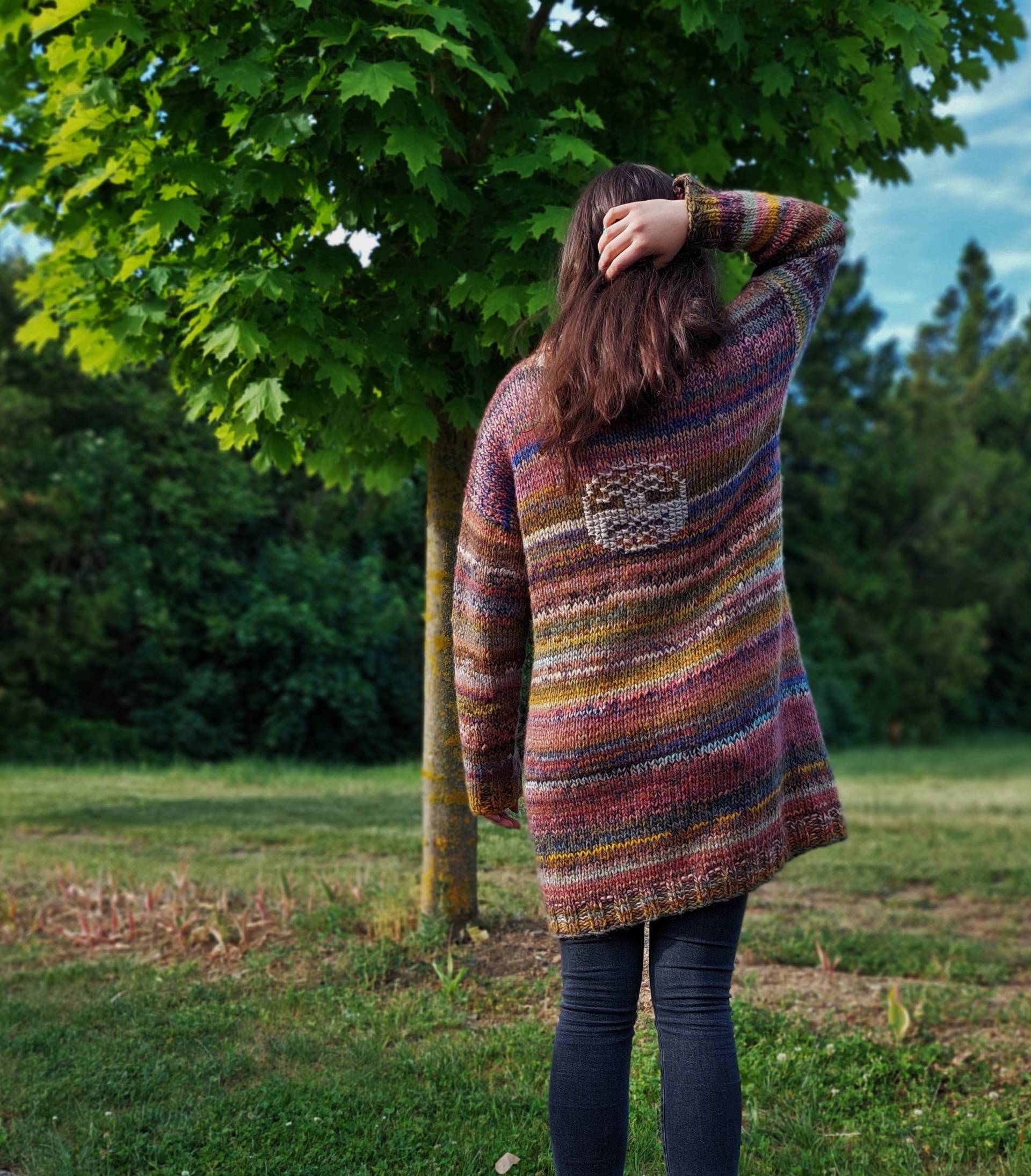 Handgestrickte Damen Strickjacke Aus Wolle, Lang, Original Design von WOOLENTO