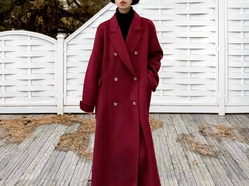 Burgunderfarbener Wollmantel Mit Zweireihigem Reverskragen, Damen Karminroter, Doppelseitiger Taschen, Langer Wintermantel Reverskragen von WOOLWHITE