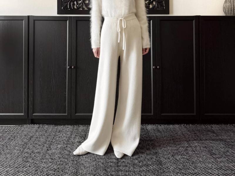Heavy Knit Ungefärbte Kaschmir-Wolle Mit Weitem Bein Hose, Cremefarbene Kaschmir-Merinowolle Durchgehende Strickhose Hoher Taille Und Kordelzug von WOOLWHITE