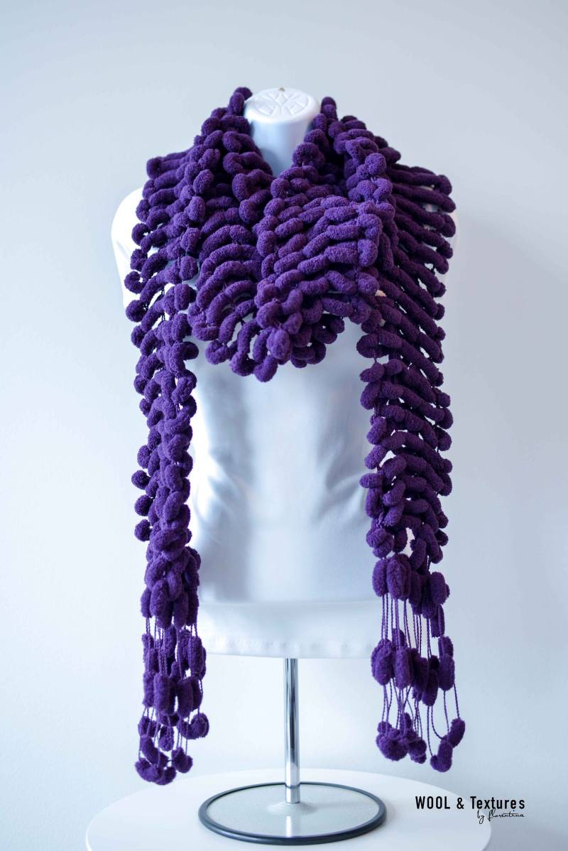 Hand Stricken Fransen Armreif Weiche Wolle Garn Schal in Lila von WOOLandTextures