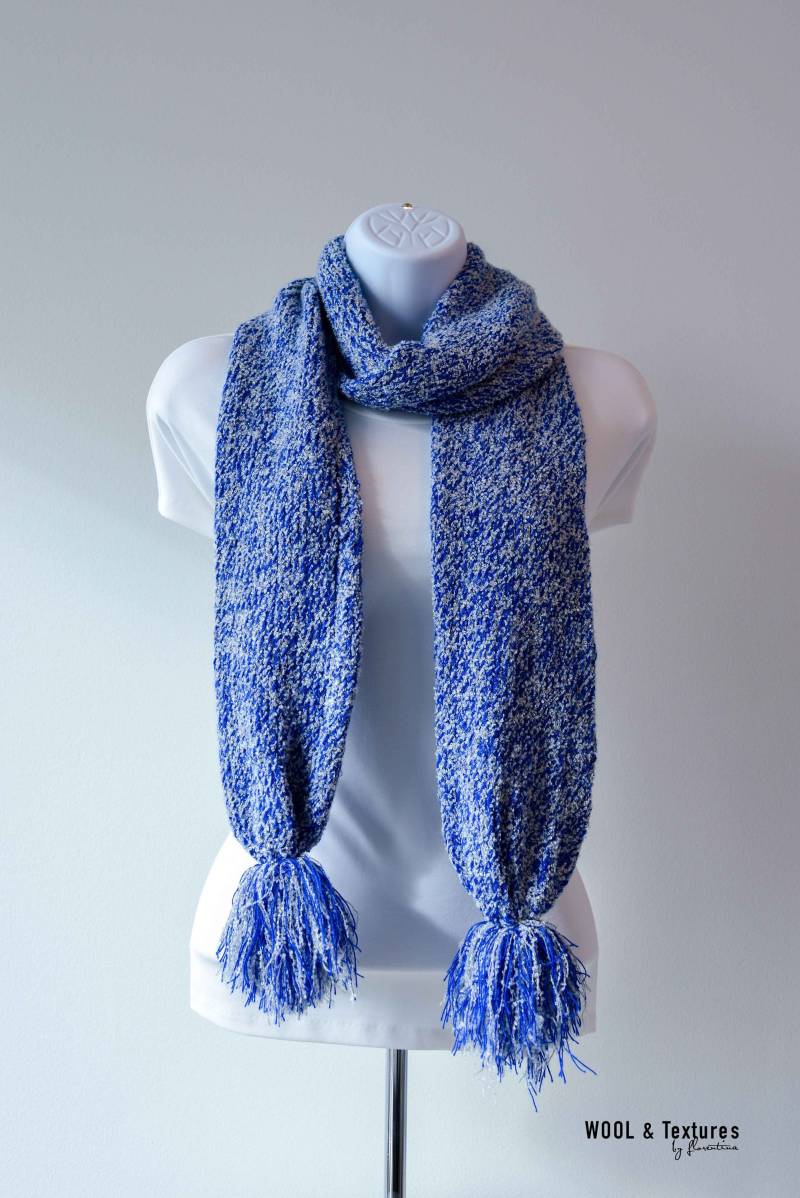 Handgestrickter Bommelschal in Royalblau von WOOLandTextures