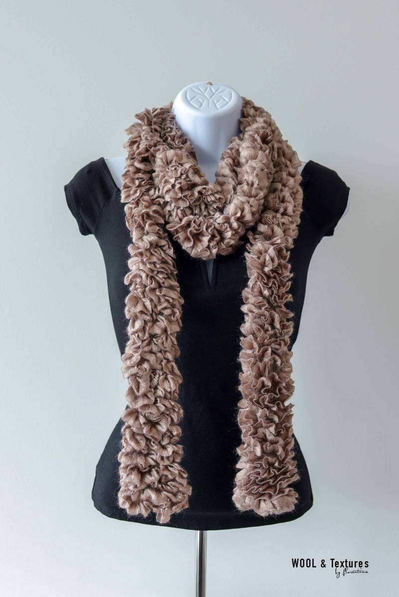 Handgestrickter Einzigartiger Rüschenschal in Einem Feinen Taupe Garn von WOOLandTextures