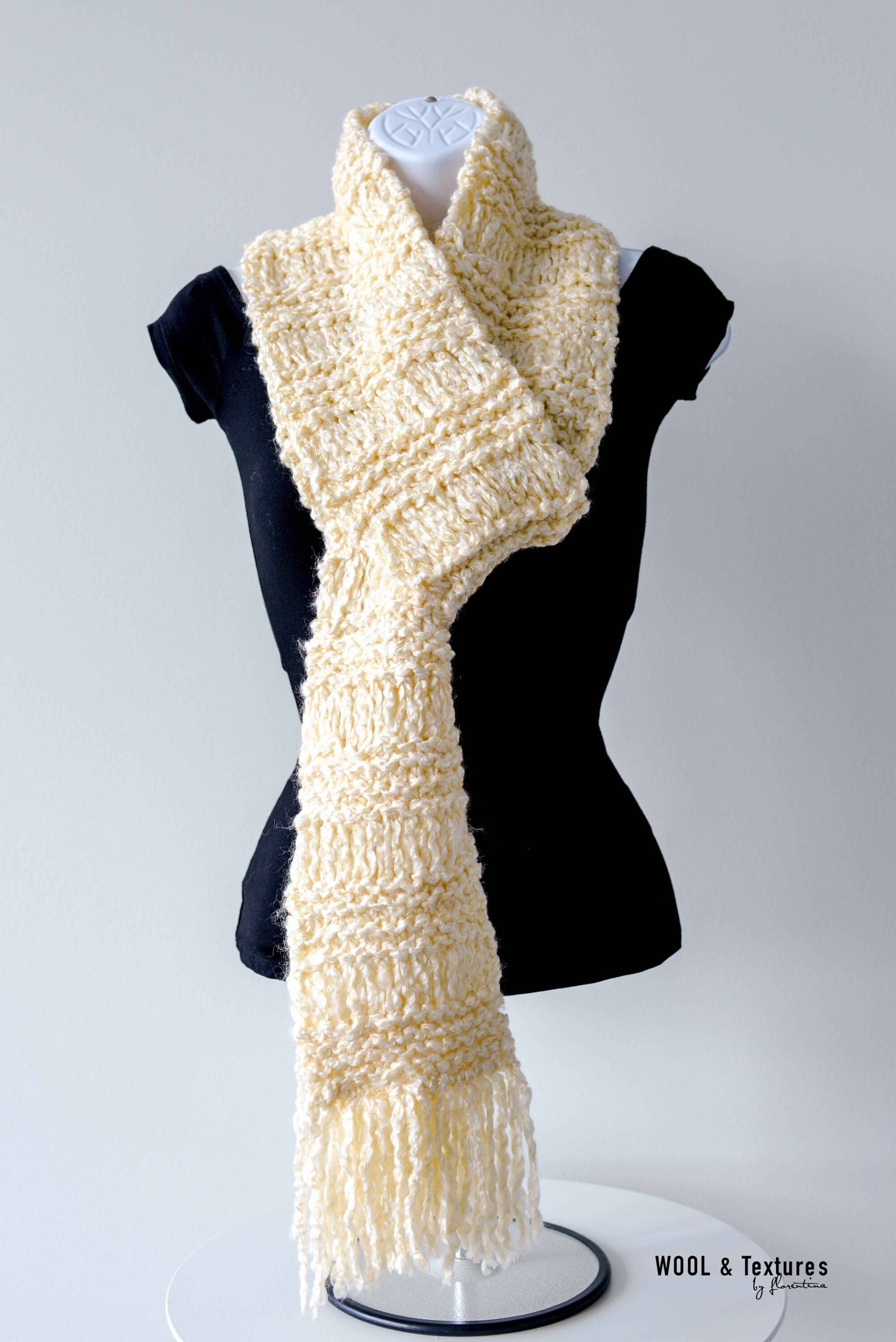 Handgestrickter Extra Weicher Wollfransenschal in Seidigem Creme von WOOLandTextures