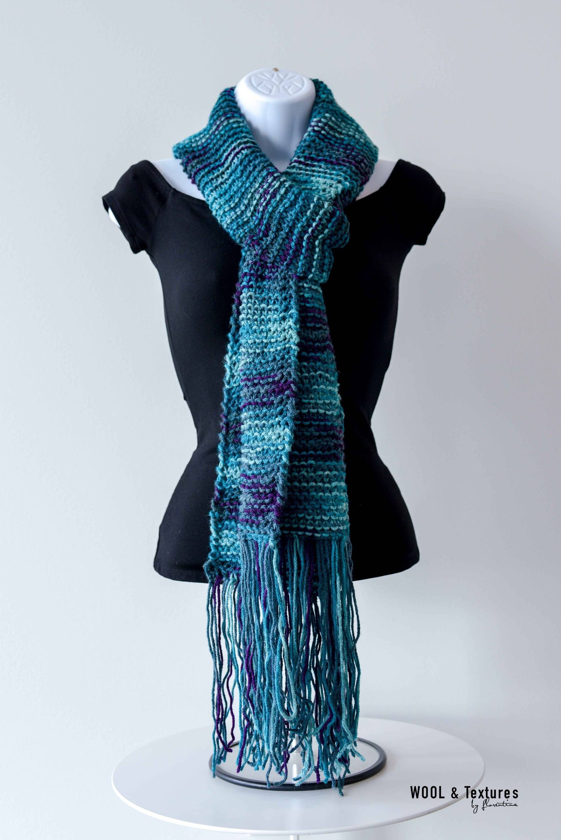 Handgestrickter Fransen-Schal Aus Cyan, Blau, Lila Wollmischung von WOOLandTextures