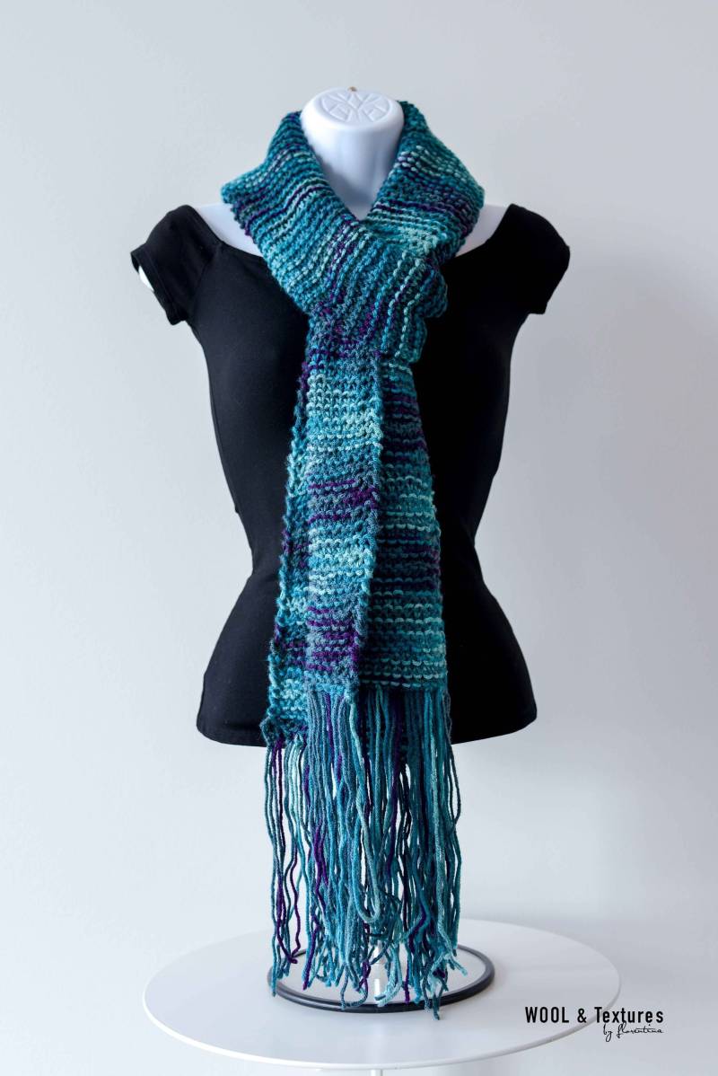 Handgestrickter Fransen-Schal Aus Cyan, Blau, Lila Wollmischung von WOOLandTextures