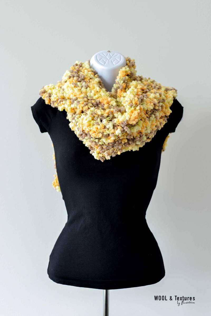 Handgestrickter Grobstrick Schal in Gelb Und Walnuss Mit Kleinen Bommeln von WOOLandTextures