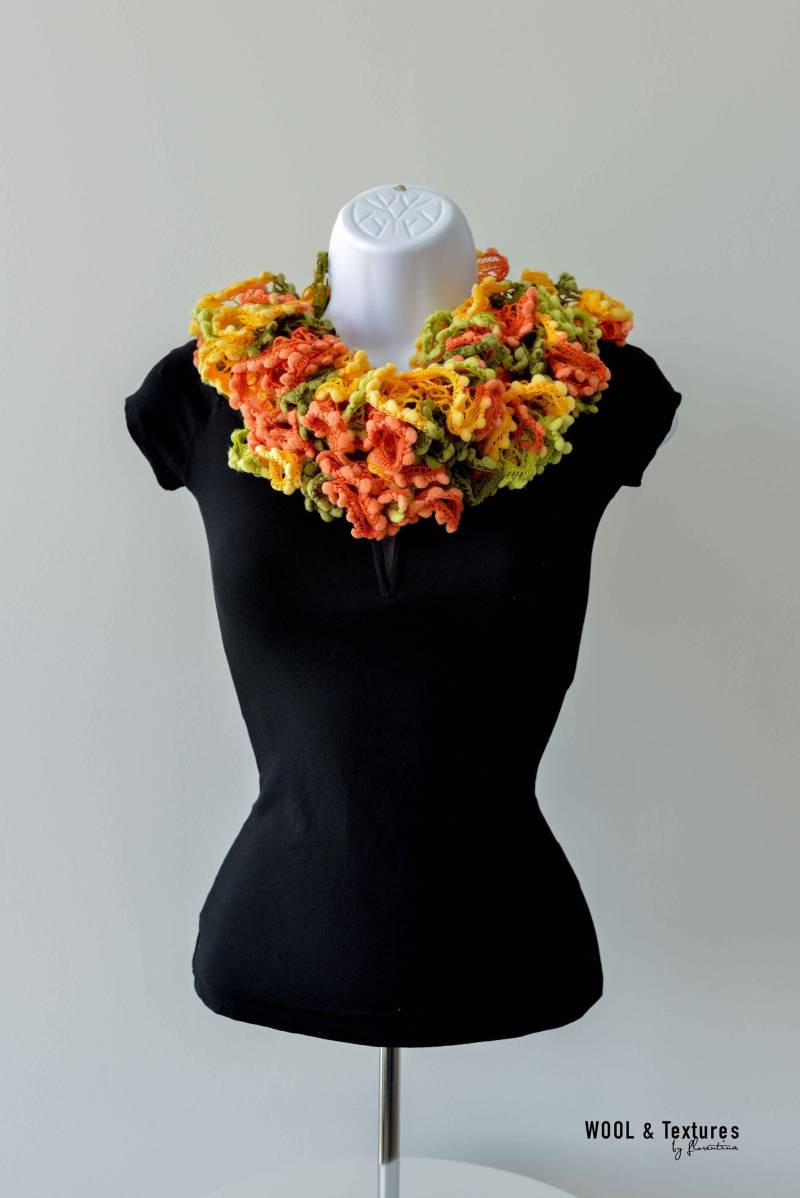 Handgestrickter Rüschenschal in Gelb, Lachs, Pistazie Und Seegrün von WOOLandTextures