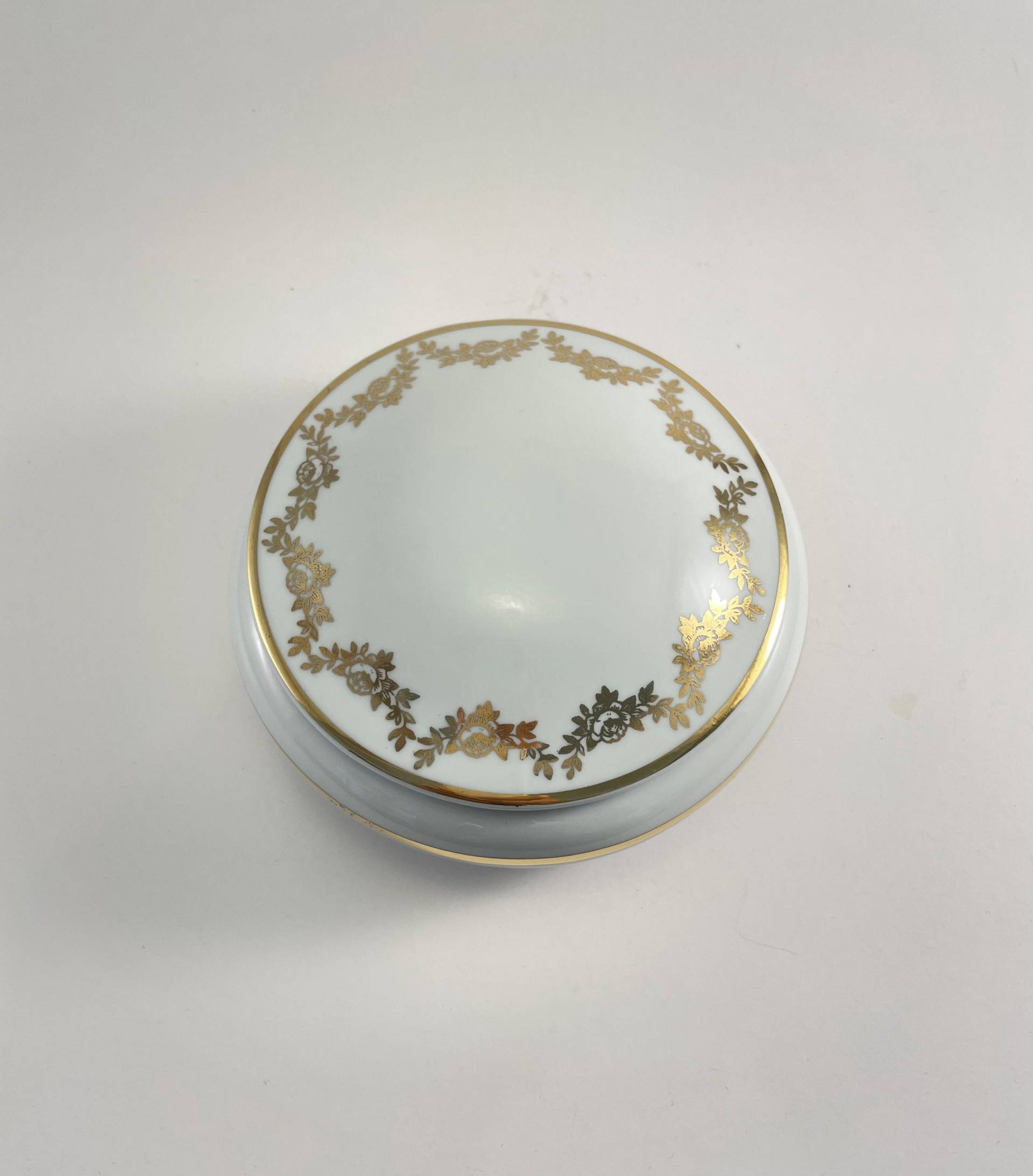 Altes Und Seltenes Schmuckkästchen Aus Limoges Porzellan Mit Vergoldeten Bordüren 1960 Altes Und Seltenes Schmuckkästchen Aus Limoges Porzellan Mit Vergoldeten Bordüren 1960 von WPantiquaire