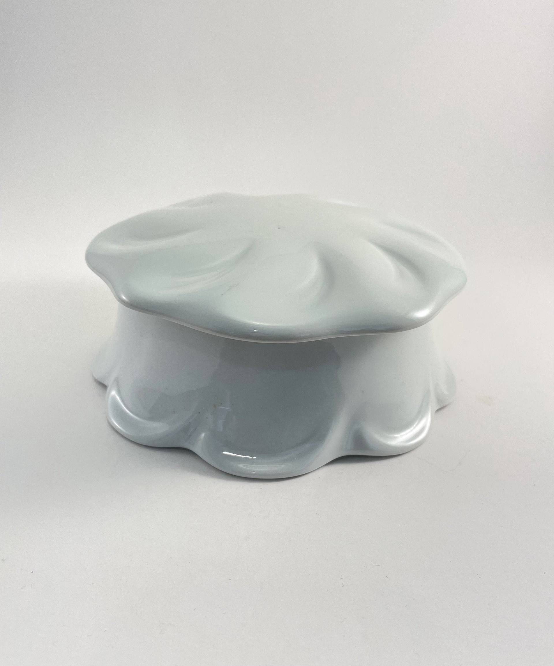 Altes Und Seltenes Schmuckkästchen Aus Weißem Porzellan Von Limoges 1960 Altes Und Seltenes Schmuckkästchen Aus Weißem Porzellan Von Limoges 1960 von WPantiquaire