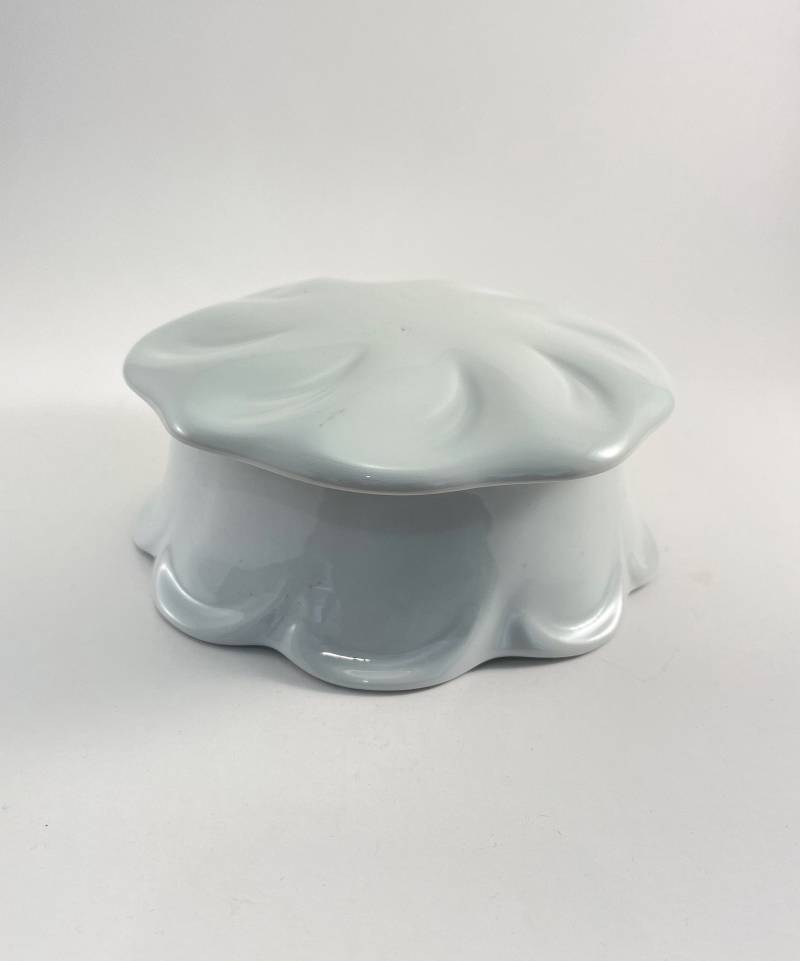 Altes Und Seltenes Schmuckkästchen Aus Weißem Porzellan Von Limoges 1960 Altes Und Seltenes Schmuckkästchen Aus Weißem Porzellan Von Limoges 1960 von WPantiquaire