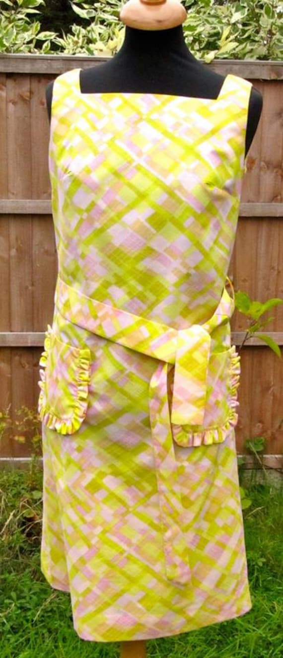 60Er Jahre Etuikleid Mit Gürtel Und Vordertaschen. Erscheint Ungetragen Als 12 Angegeben von WTCM