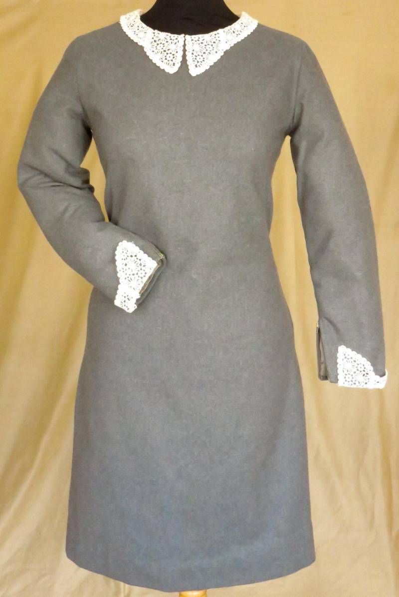 Original 60Er Jahre Tailliertes Mod Damen Kleid Aus Wolle Mit Feiner Spitze An Kragen Und Manschette. Skulpturale Passform. Größe 8 Original 60Er Jahre Tailliertes Mod Damen Kleid Aus Wolle Mit Feiner Spitze An Kragen Und Manschette. Skulpturale Passform. Größe 8 von WTCM