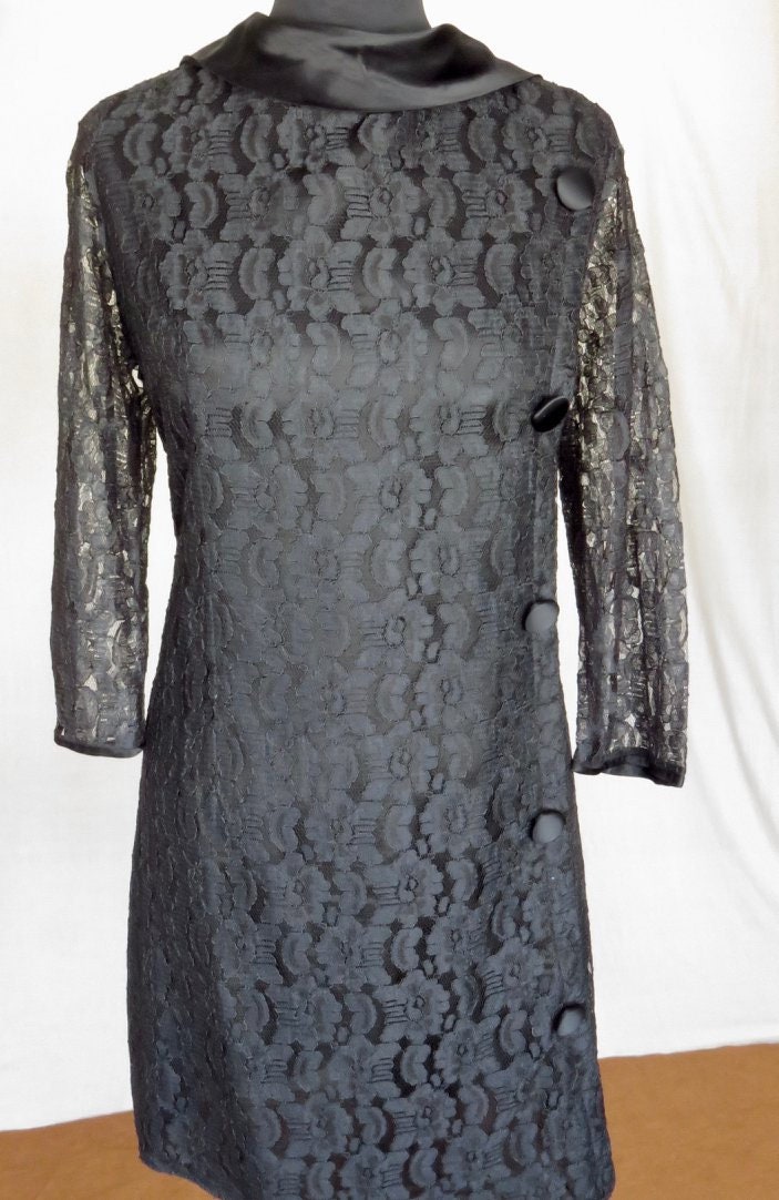 Schöne Und Elegante Fließende Mitte 60Er Jahre Abend Kleid Aus Feiner Spitze Wie Netz Seidig Beschleift Eingefasst. Nb Winzige Träne, Ärmel von WTCM