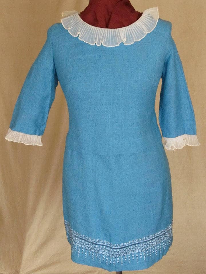 Wunderschönes 1960Er Einzigartiges Leinenkleid Mit Stickerei Und Rüschenkragendetail von WTCM