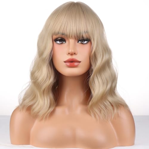 WTHCOS Blonde Perücke für Damen, kurz, lockig, gewellt, blond, mit Bangs, Aschblond, Kunsthaarperücke mit Perückenkappe (Aschblond) von WTHCOS