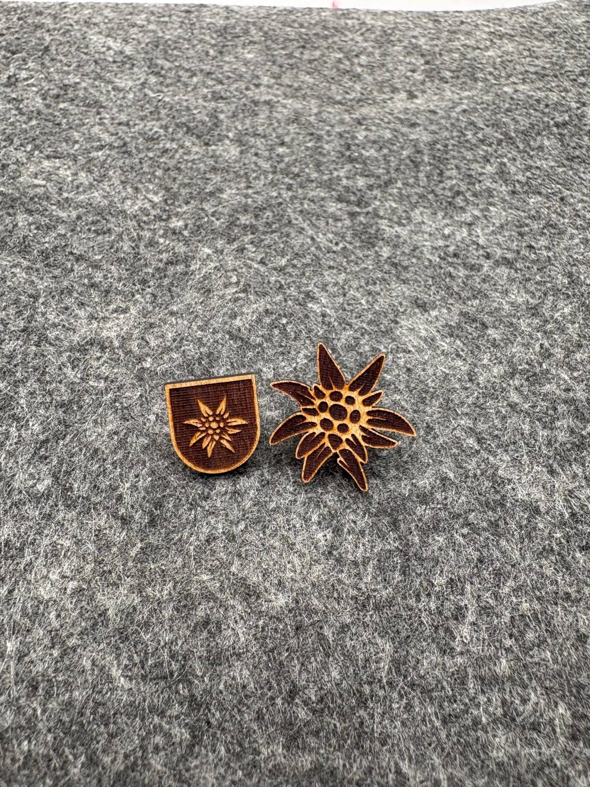 Holz Anstecker Pin Brosche Hutnadel Tracht Lederhose Dirndl Hut Janker Trachtenweste Cap Bayern Edelweiss Kirwa Oktoberfest Dult Wiesn Holz Anstecker Pin Brosche Hutnadel Tracht Lederhose Dirndl Hut Janker Trachtenweste Cap Bayern Edelweiss Kirwa Oktoberfest Dult Wiesn von WTOMshop