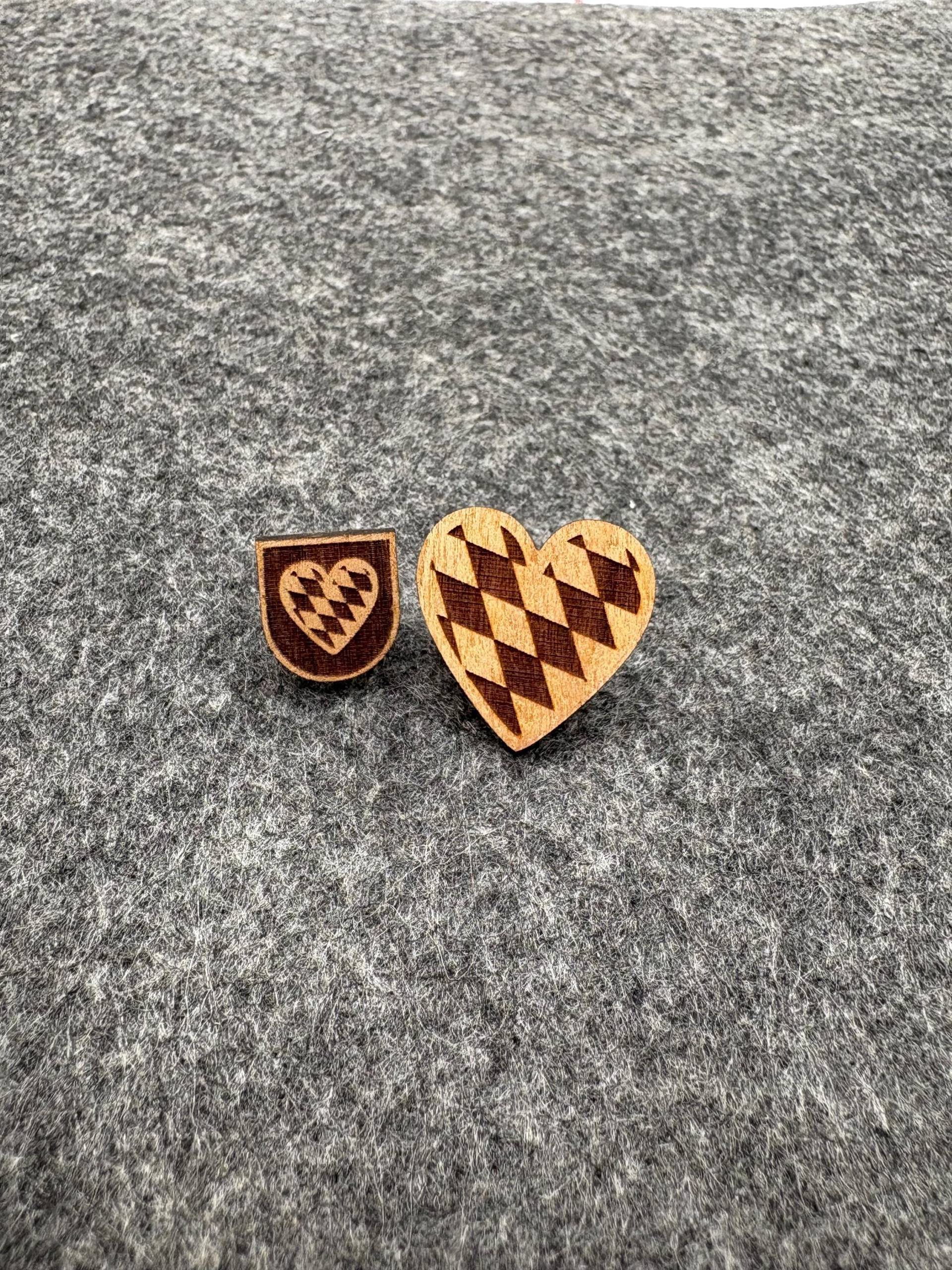 Holz Anstecker Pin Brosche Hutnadel Tracht Lederhose Dirndl Hut Janker Trachtenweste Cap Bayern Herz Rauten Kirwa Oktoberfest Dult Wiesn Holz Anstecker Pin Brosche Hutnadel Tracht Lederhose Dirndl Hut Janker Trachtenweste Cap Bayern Herz Rauten Kirwa Oktoberfest Dult Wiesn von WTOMshop