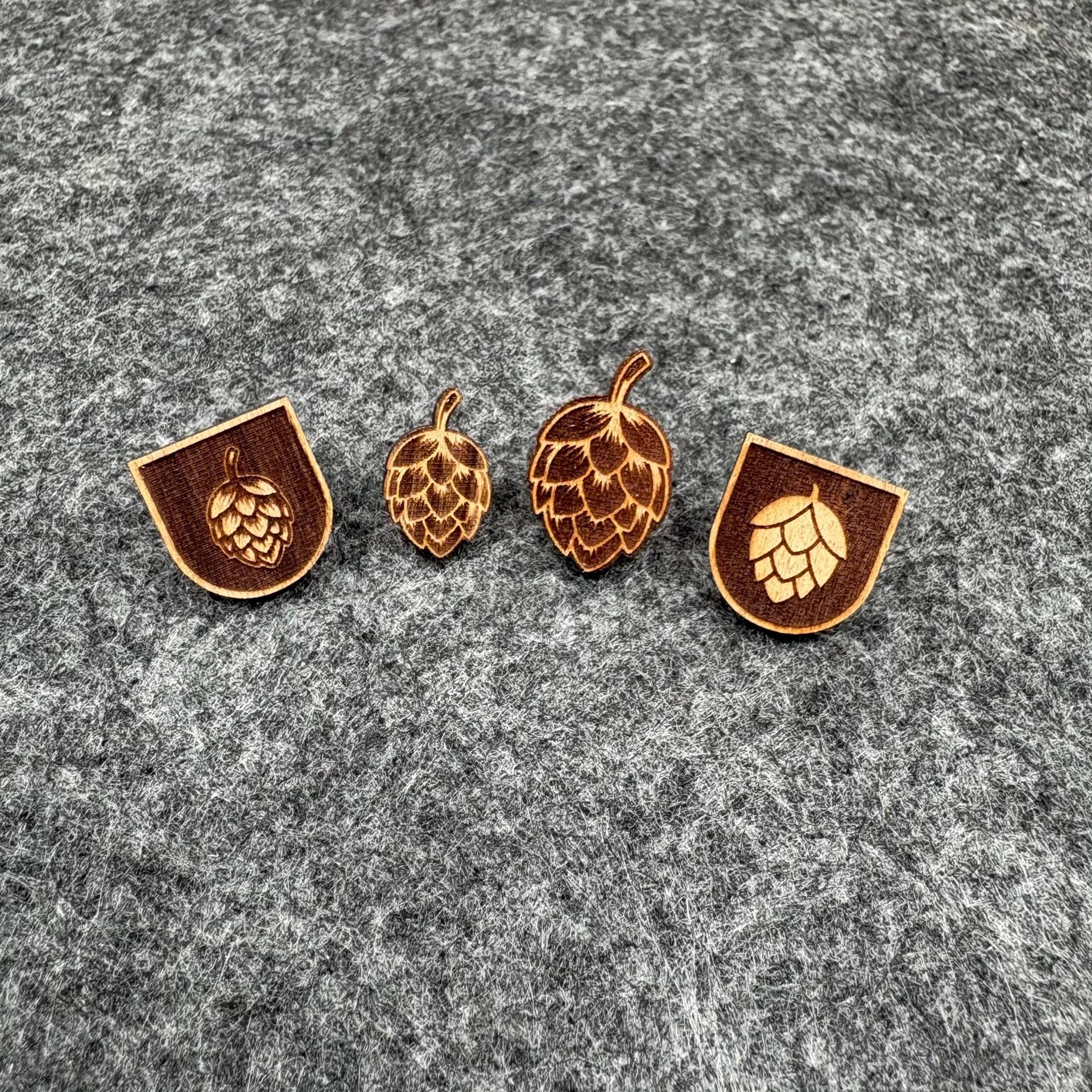 Holz Anstecker Pin Brosche Hutnadel Tracht Lederhose Dirndl Hut Janker Trachtenweste Cap Bayern Hopfen Kirwa Kärwa Oktoberfest Dult Wiesn Holz Anstecker Pin Brosche Hutnadel Tracht Lederhose Dirndl Hut Janker Trachtenweste Cap Bayern Hopfen Kirwa Kärwa Oktoberfest Dult Wiesn von WTOMshop