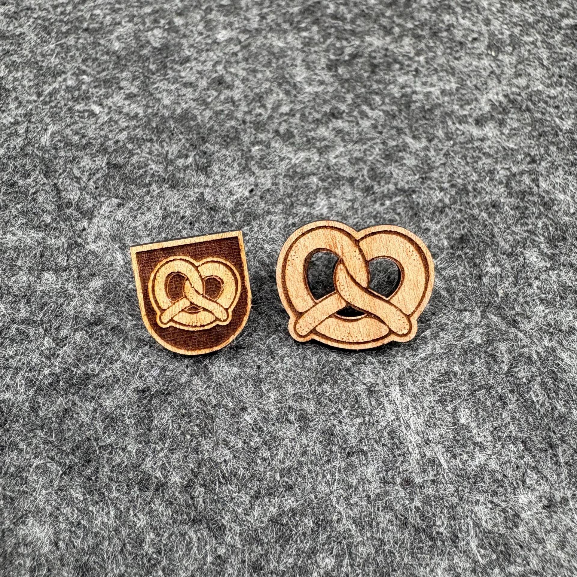 Holz Anstecker Pin Brosche Hutnadel Tracht Lederhose Dirndl Hut Janker Trachtenweste Cap Breze Bayern Kirwa Kärwa Oktoberfest Dult Wiesn Holz Anstecker Pin Brosche Hutnadel Tracht Lederhose Dirndl Hut Janker Trachtenweste Cap Breze Bayern Kirwa Kärwa Oktoberfest Dult Wiesn von WTOMshop
