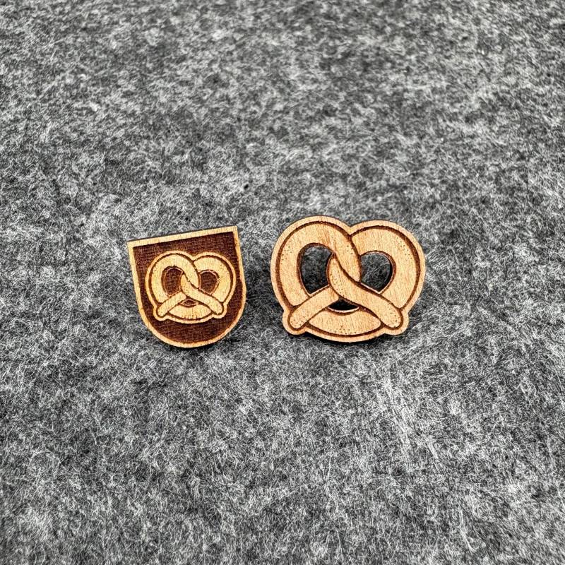 Holz Anstecker Pin Brosche Hutnadel Tracht Lederhose Dirndl Hut Janker Trachtenweste Cap Breze Bayern Kirwa Kärwa Oktoberfest Dult Wiesn Holz Anstecker Pin Brosche Hutnadel Tracht Lederhose Dirndl Hut Janker Trachtenweste Cap Breze Bayern Kirwa Kärwa Oktoberfest Dult Wiesn von WTOMshop