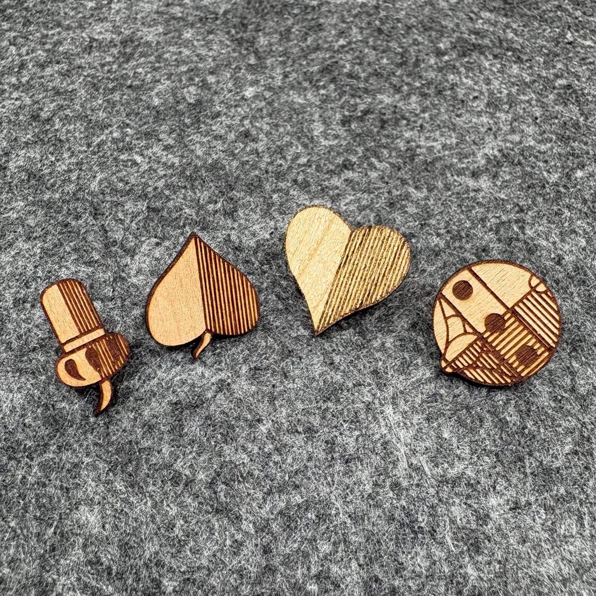 Holz Anstecker Pin Brosche Hutnadel Tracht Lederhose Dirndl Hut Janker Trachtenweste Cap Schafkopf Eichel Schellen Gras Herz Kirwa Dult Holz Anstecker Pin Brosche Hutnadel Tracht Lederhose Dirndl Hut Janker Trachtenweste Cap Schafkopf Eichel Schellen Gras Herz Kirwa Dult von WTOMshop