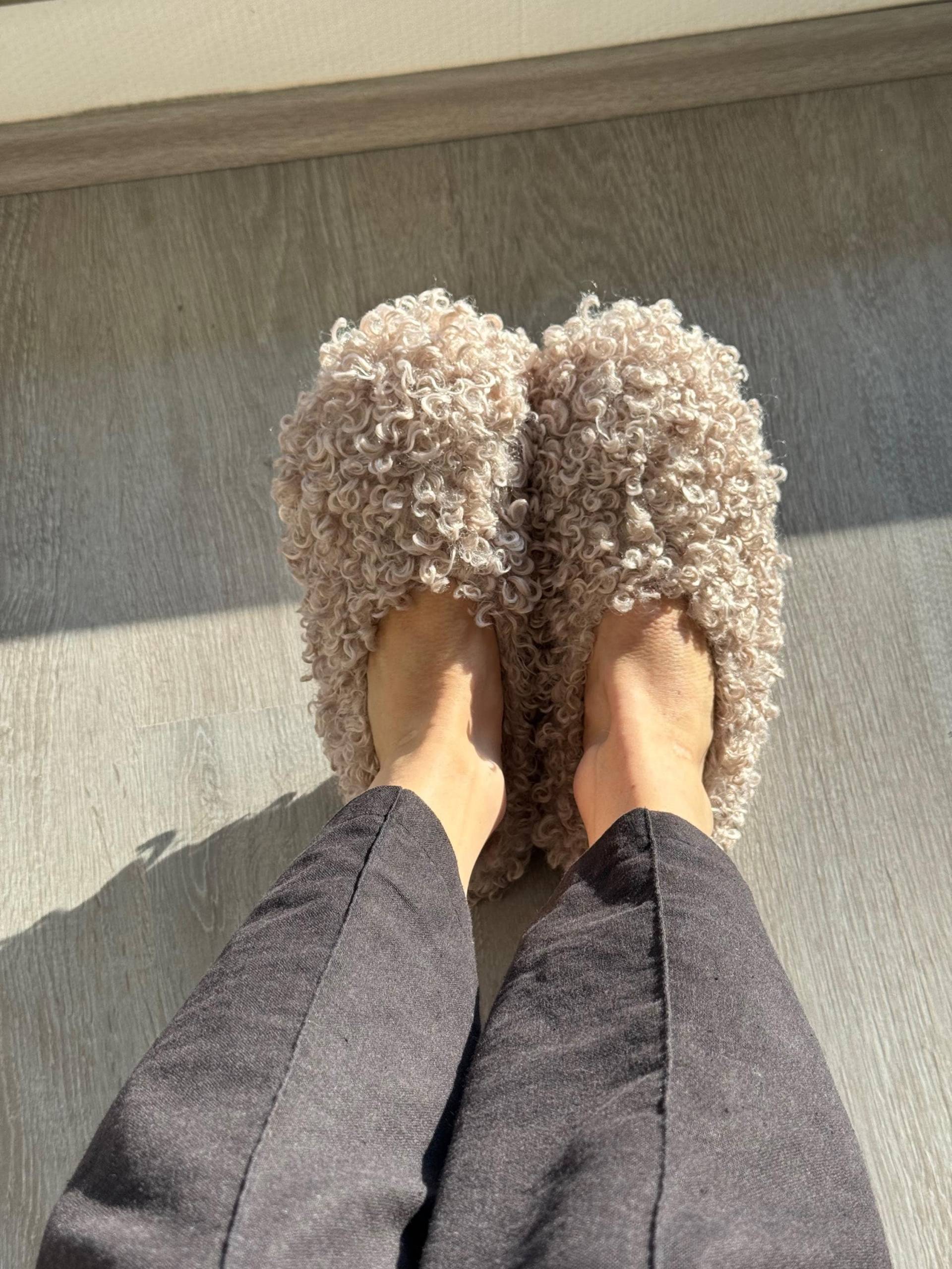Weiche Und Gemütliche Beige Rose Hausschuhe - Perfekter Komfort Für Entspannung Zu Hause von WULISTUDIOS