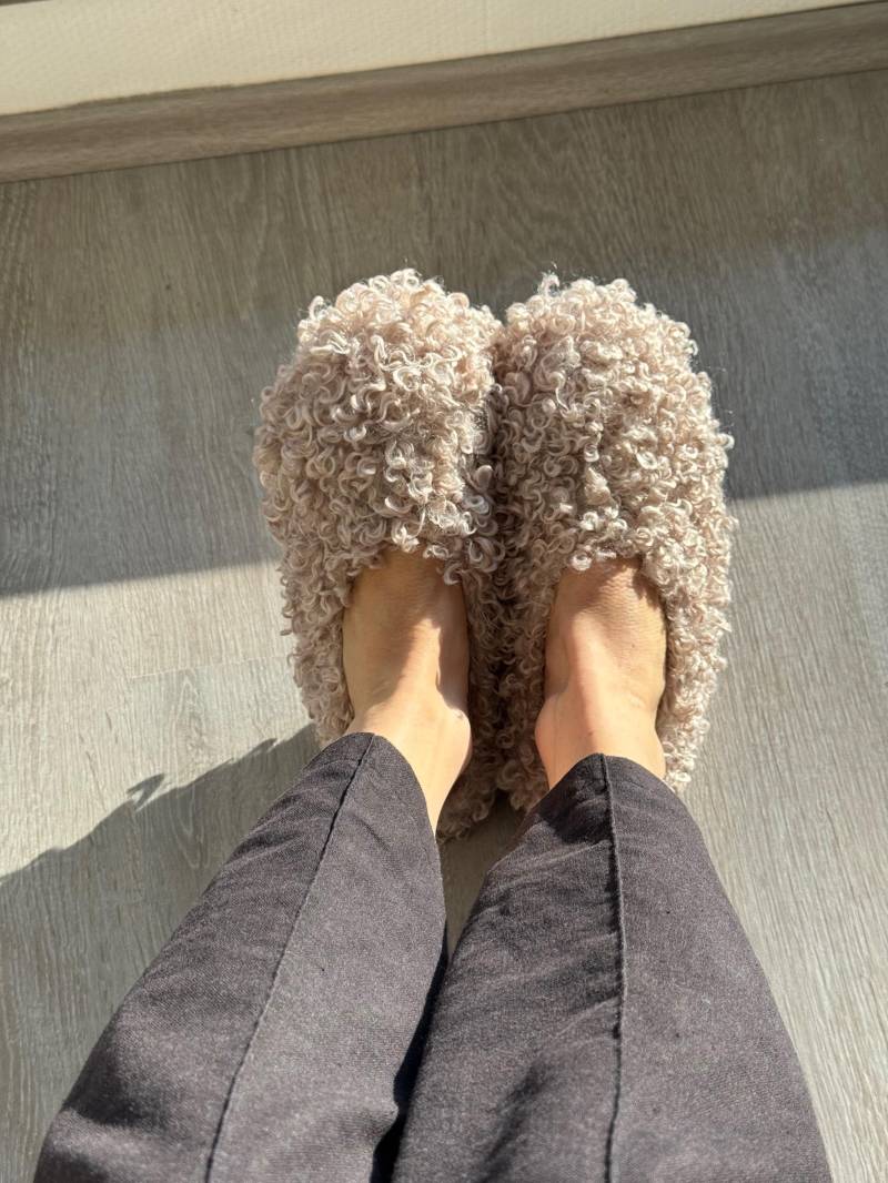 Weiche Und Gemütliche Beige Rose Hausschuhe - Perfekter Komfort Für Entspannung Zu Hause Weiche Und Gemütliche Beige Rose Hausschuhe - Perfekter Komfort Für Entspannung Zu Hause von WULISTUDIOS