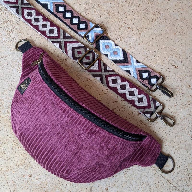Bauchtasche Cord Rot Beerenrot Crossbody Hip Bag Festival Tasche Damen Herren Umhängetasche Gürteltasche - Handmade By Wurstlook von WURSTLOOK