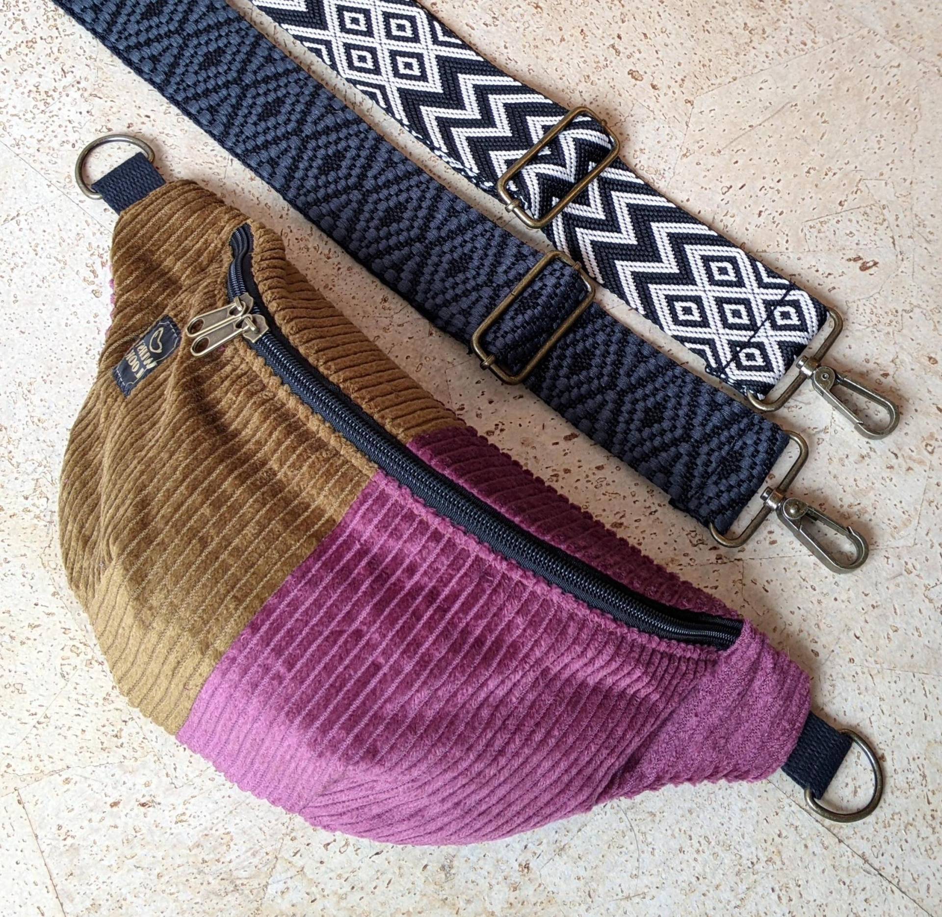 Cord Bauchtasche Crossbody Bag Tasche Aus Moosgrün Grün Rot Beerenrot Altmessing Gold - Wurstlook Cord Bauchtasche Crossbody Bag Tasche Aus Moosgrün Grün Rot Beerenrot Altmessing Gold - Wurstlook von WURSTLOOK