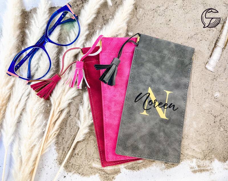 Personalisiertes, Individuelles Brillenetui | Brillenschachtel Geburtstag Geschenk Jubiläum Monogramm |stecketui Name Wildleder Look von WaalinaDesign