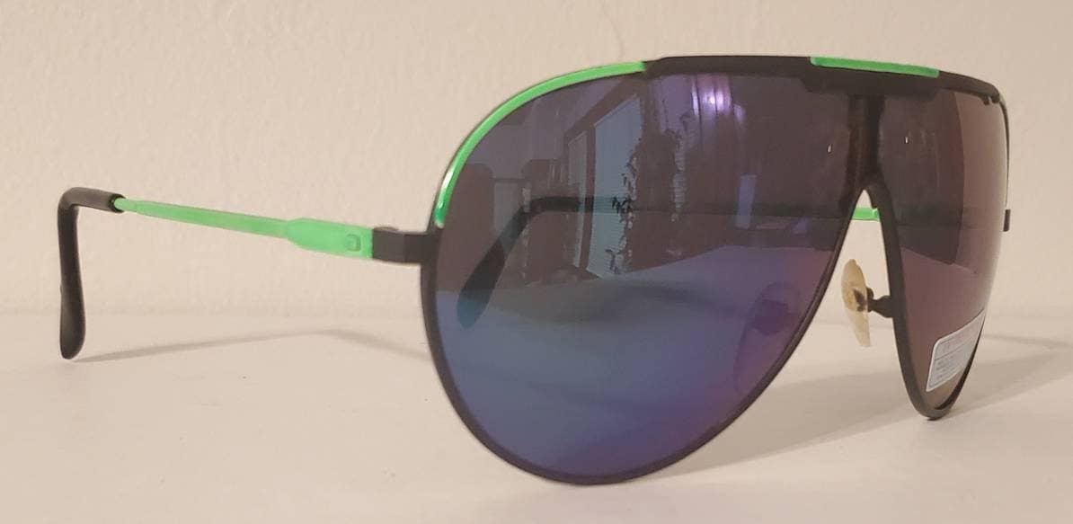 Vintage Aviator Sonnenbrille // Ozeanblau Getönte Gläser Neongrüne Metallfassungen 90S Party Brille Sommer von WadesRadShades
