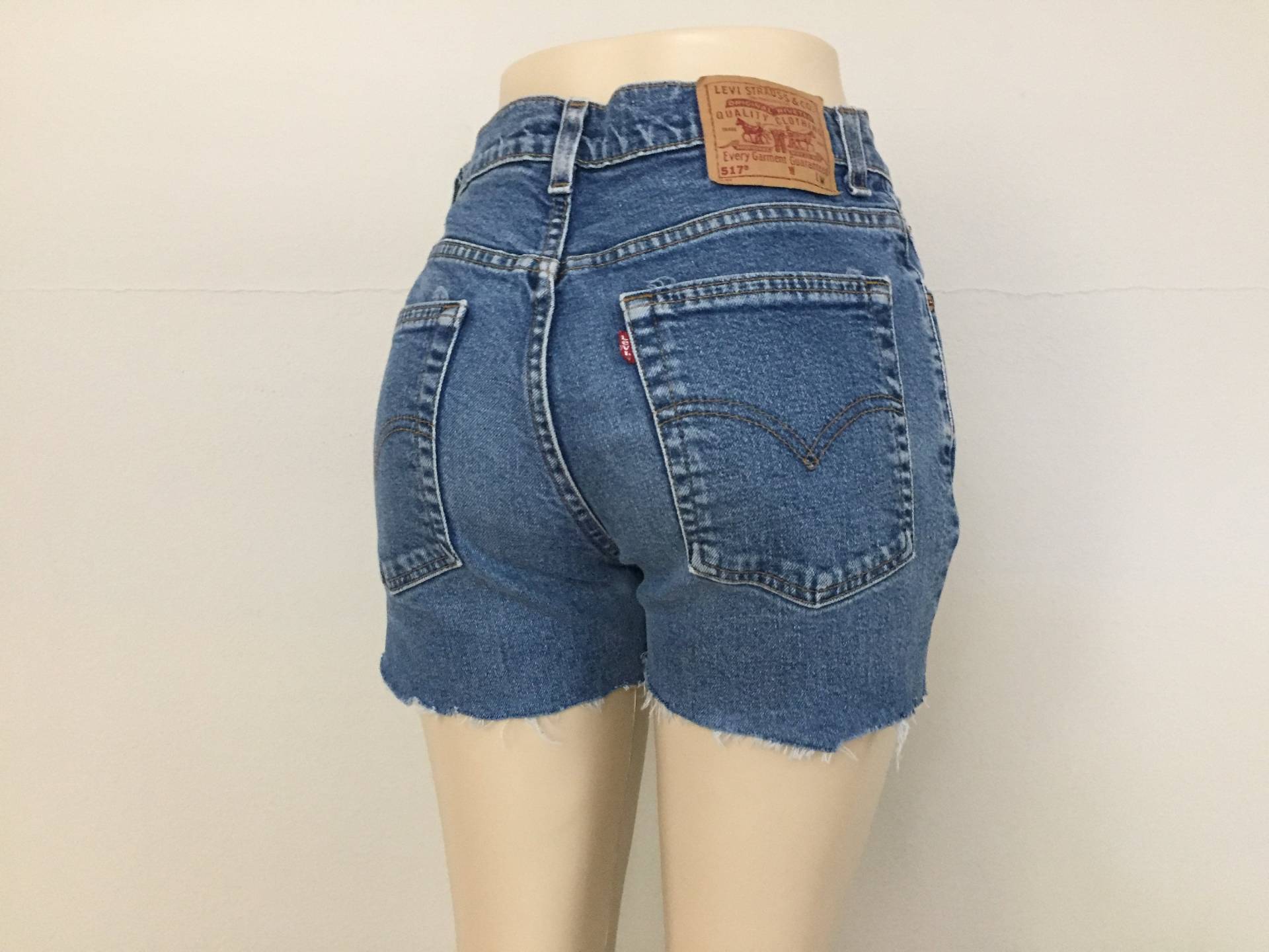 90Er Jahre Levis 517 Mom Jeansshorts Größe 29 ~ Vintage Hoher Taille Denim Geschnitten Täuschen, Ausgefranst Hipster Boho Hergestellt in Usa 3665 90Er Jahre Levis 517 Mom Jeansshorts Größe 29 ~ Vintage Hoher Taille Denim Geschnitten Täuschen, Ausgefranst Hipster Boho Hergestellt in Usa 3665 von WagnerVintage