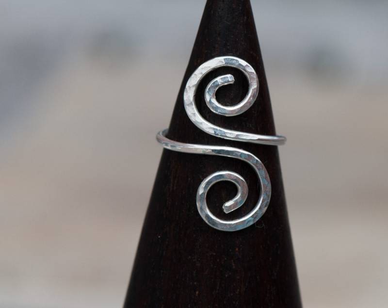 Einstellbare Sterling Silber Ring, Gehämmert Texturierte Wirbel Form Ring von WahooDesigns