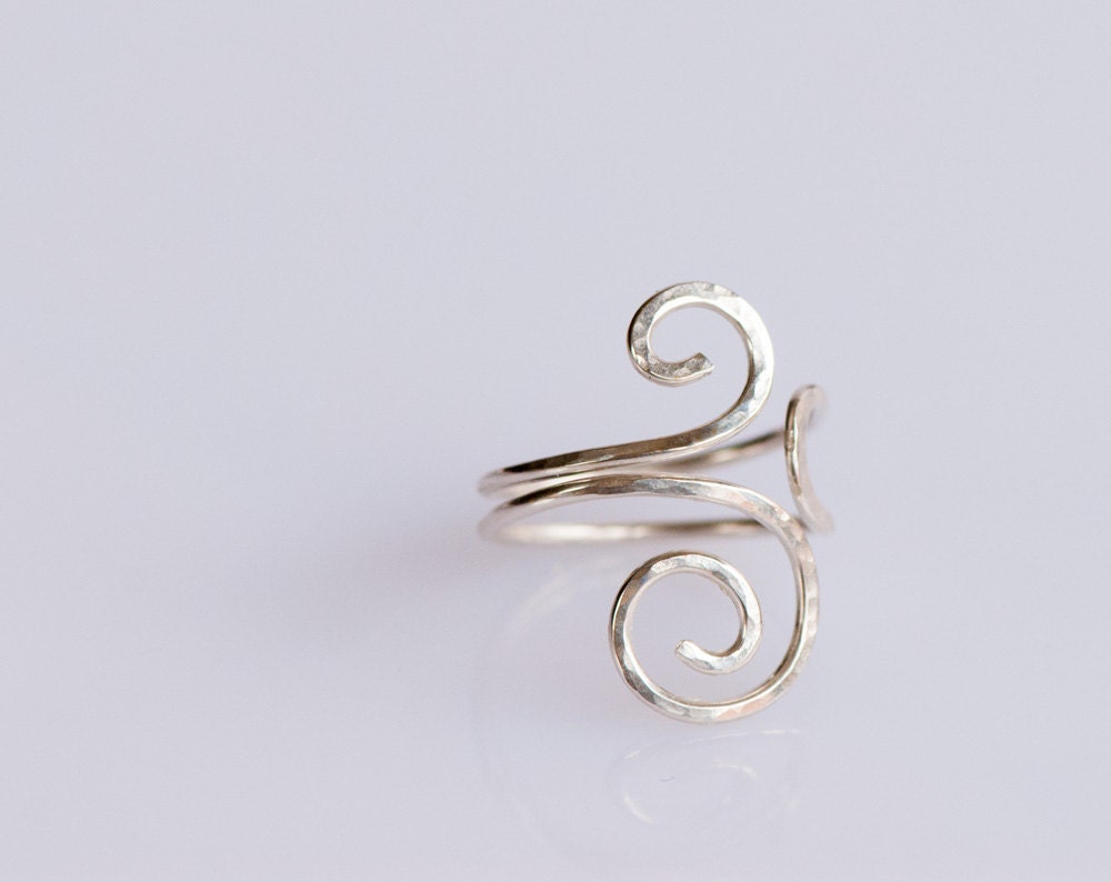Gehämmerter Sterling Silber Einstellbarer Ring, Widder Mittelfinger, Daumen Swirl Design Knöchelring, Zeichen Des Widders von WahooDesigns