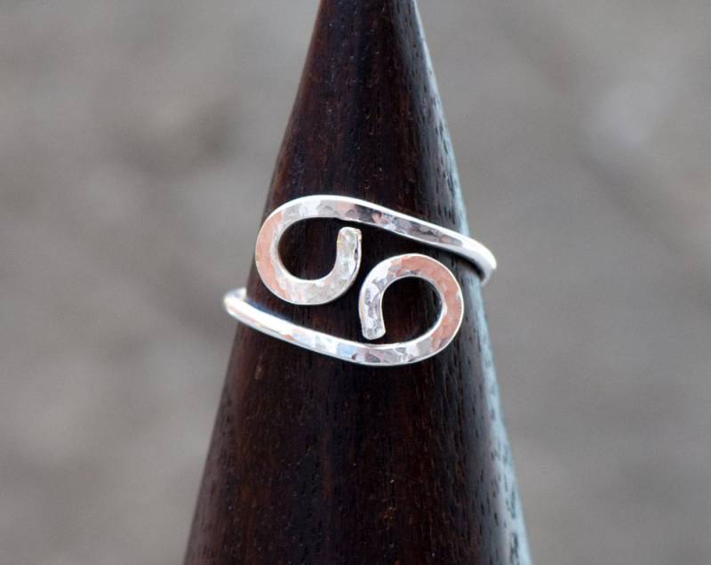 Krebs Sternzeichen Ring, Horoskop Verstellbarer Gehämmerter Sterling Silber Daumen Mittelfinger Juni Juli Geburtstag von WahooDesigns
