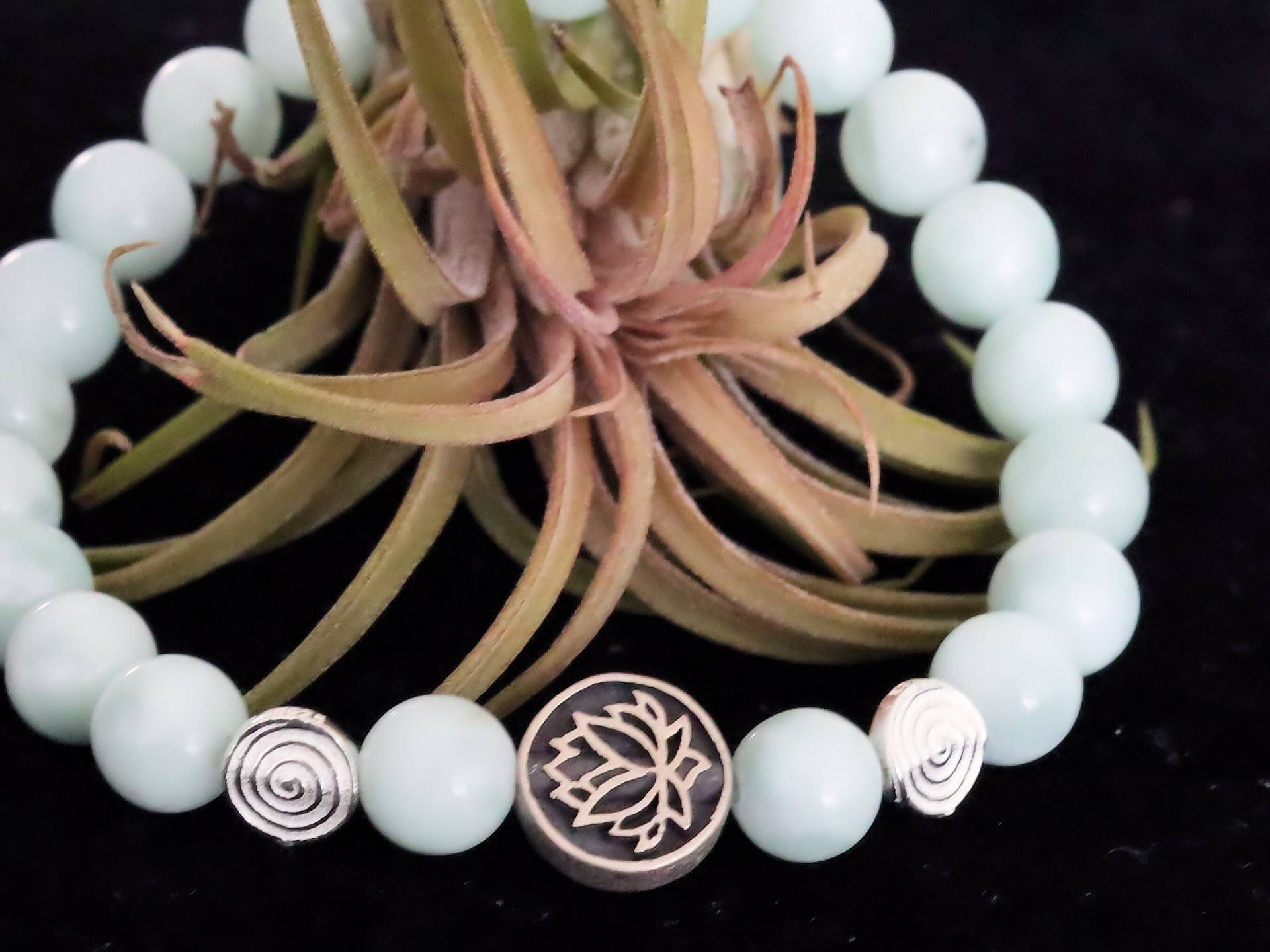 sterling 925 Silber - Armband Aus Grünem Angelit Und Silberner Lotusblüte. Symbol Unserer Identität Spirituellen Entwicklung Ist So Alt Wie Die Zeit sterling 925 Silber - Armband Aus Grünem Angelit Und Silberner Lotusblüte. Symbol Unserer Identität Spirituellen Entwicklung Ist So Alt Wie Die Zeit von WajakaaDesign