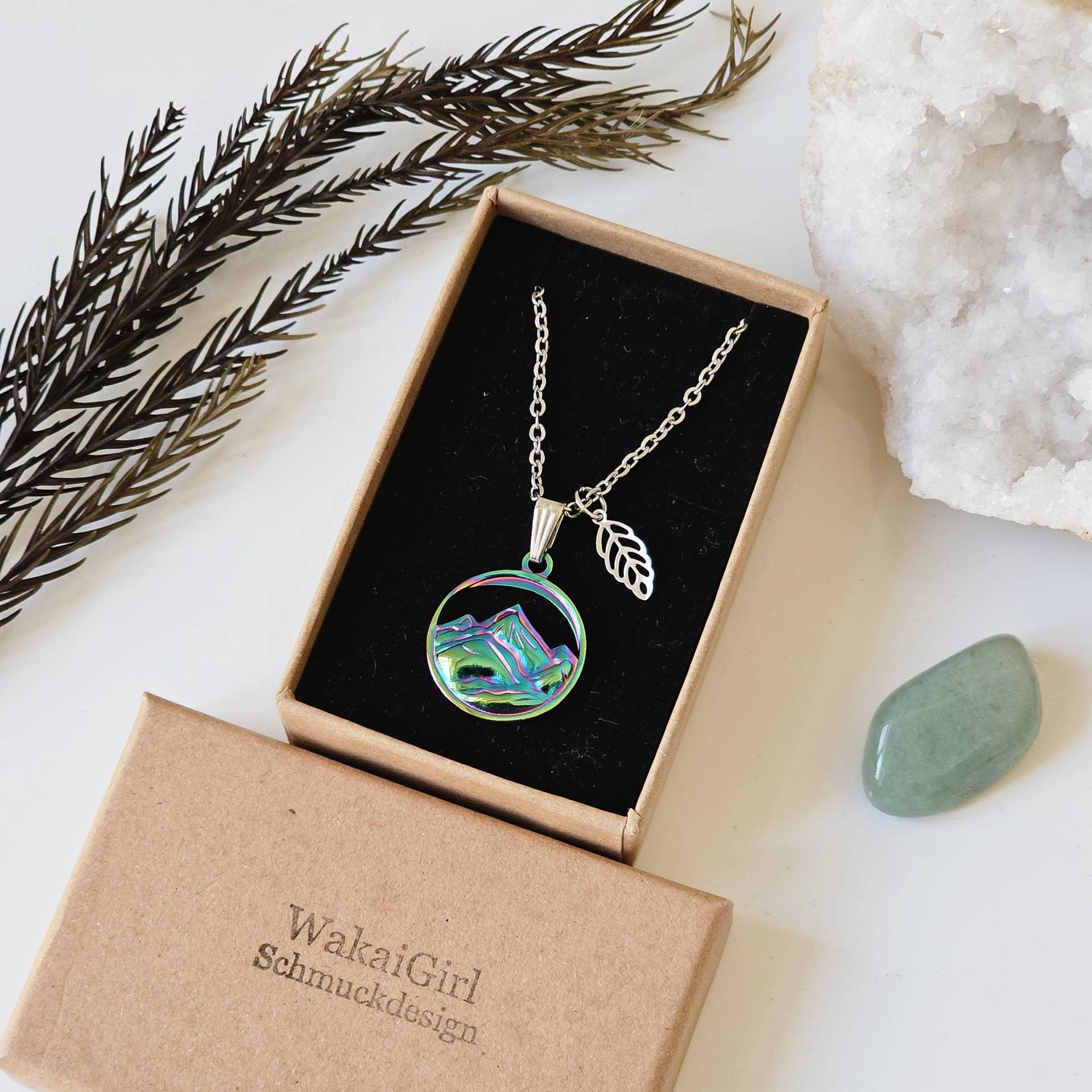 Berg Halskette - Bergkette, Natur Reise Schmuck Geschenk, Reiseliebe, Berganhänger, Handmade, Edelstahl Kette Unisex, Feder Für Freiheit von WakaiGirl