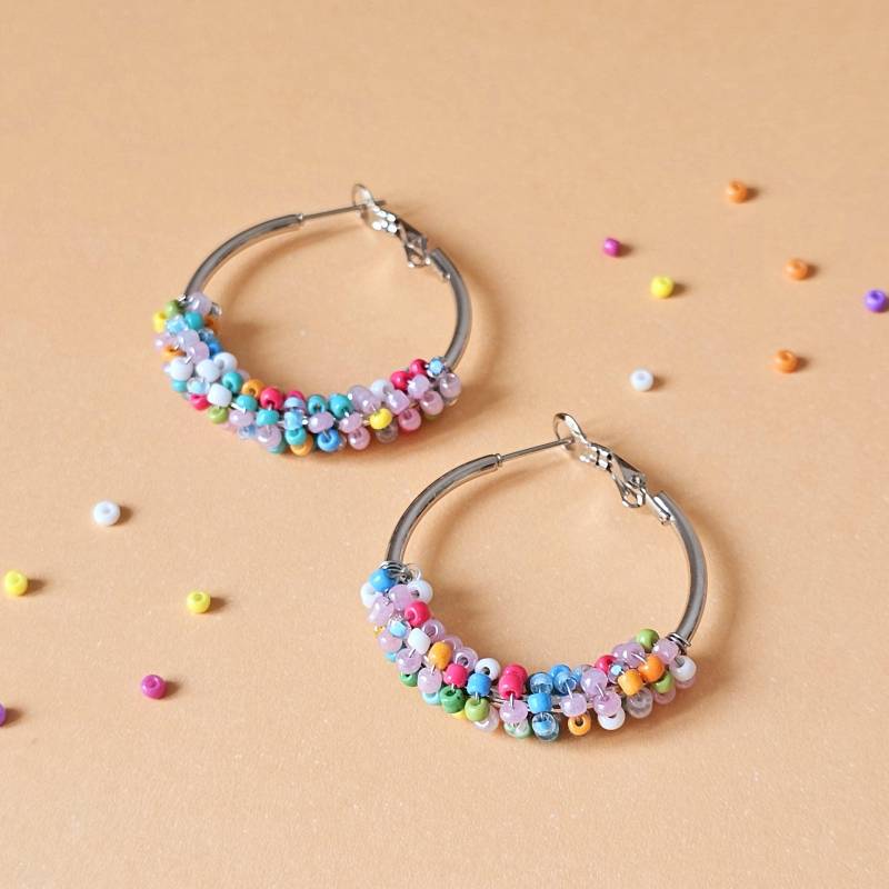 Creolen Mit Glasperlen Bunt Edelstahl Hoops Silber Handgemachte Ohrringe Funky Konfetti Regenbogen Retro Style Einzigartig Unikat von WakaiGirl