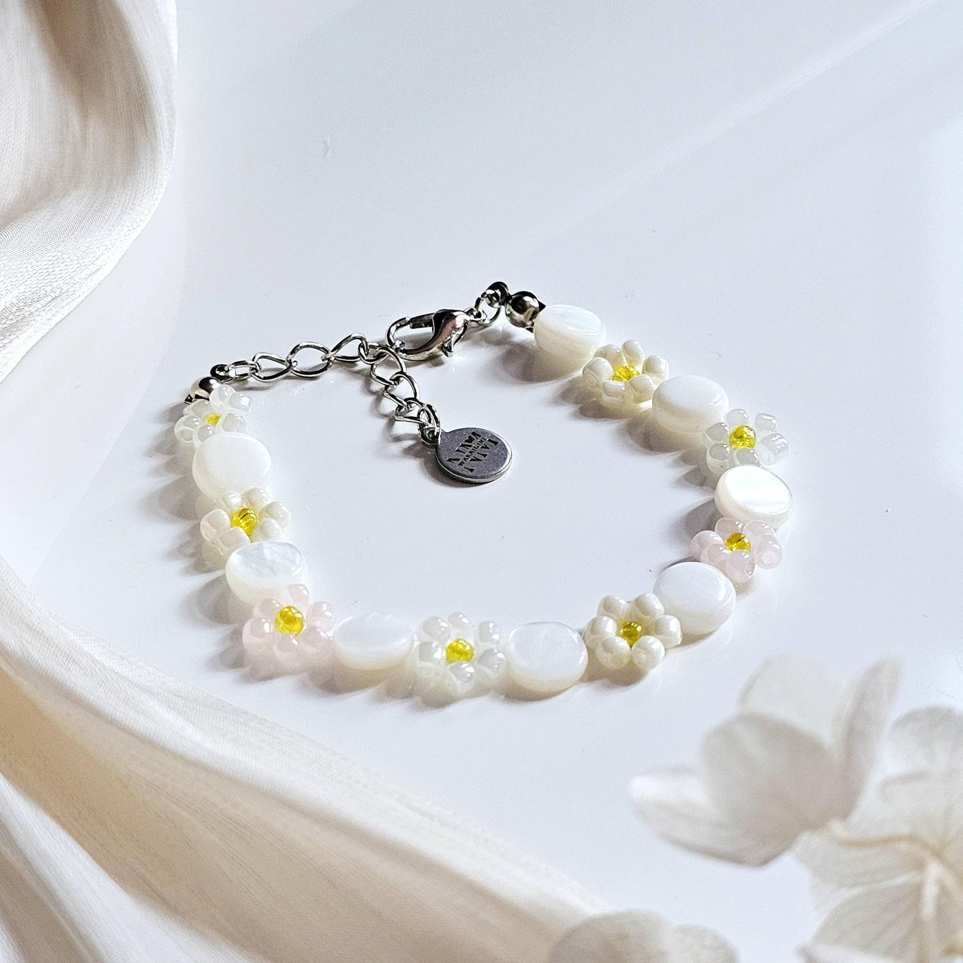 Filigranes Blumenarmband Aus Perlmutt Und Glasperlen Zartes Perlenarmband Rosa Creme Weiß, Handgeknüpft, Schmuck Geschenk Für Tochter von WakaiGirl