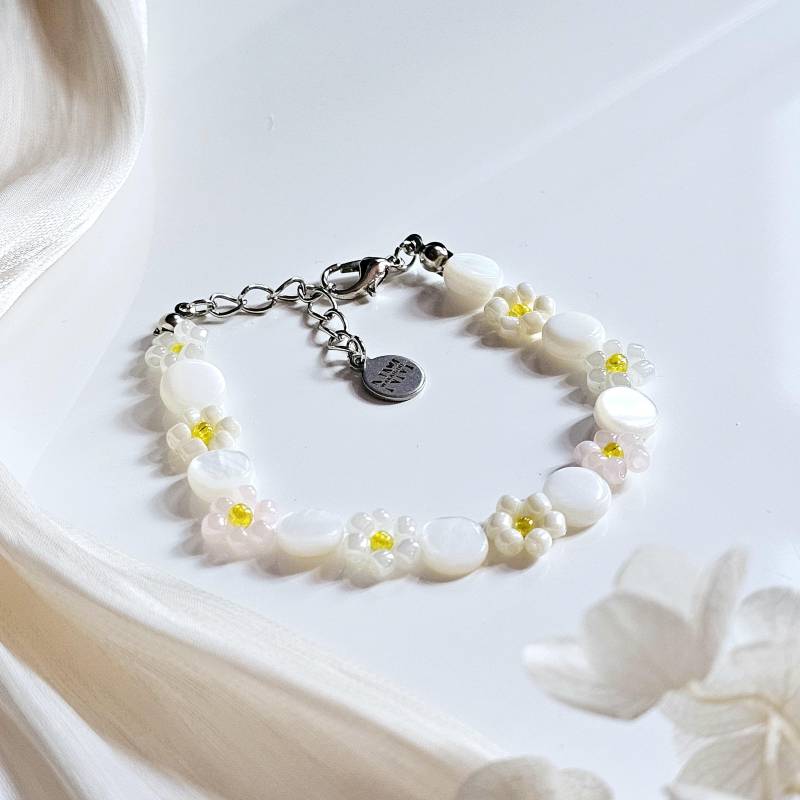 Filigranes Blumenarmband Aus Perlmutt Und Glasperlen Zartes Perlenarmband Rosa Creme Weiß, Handgeknüpft, Schmuck Geschenk Für Tochter von WakaiGirl