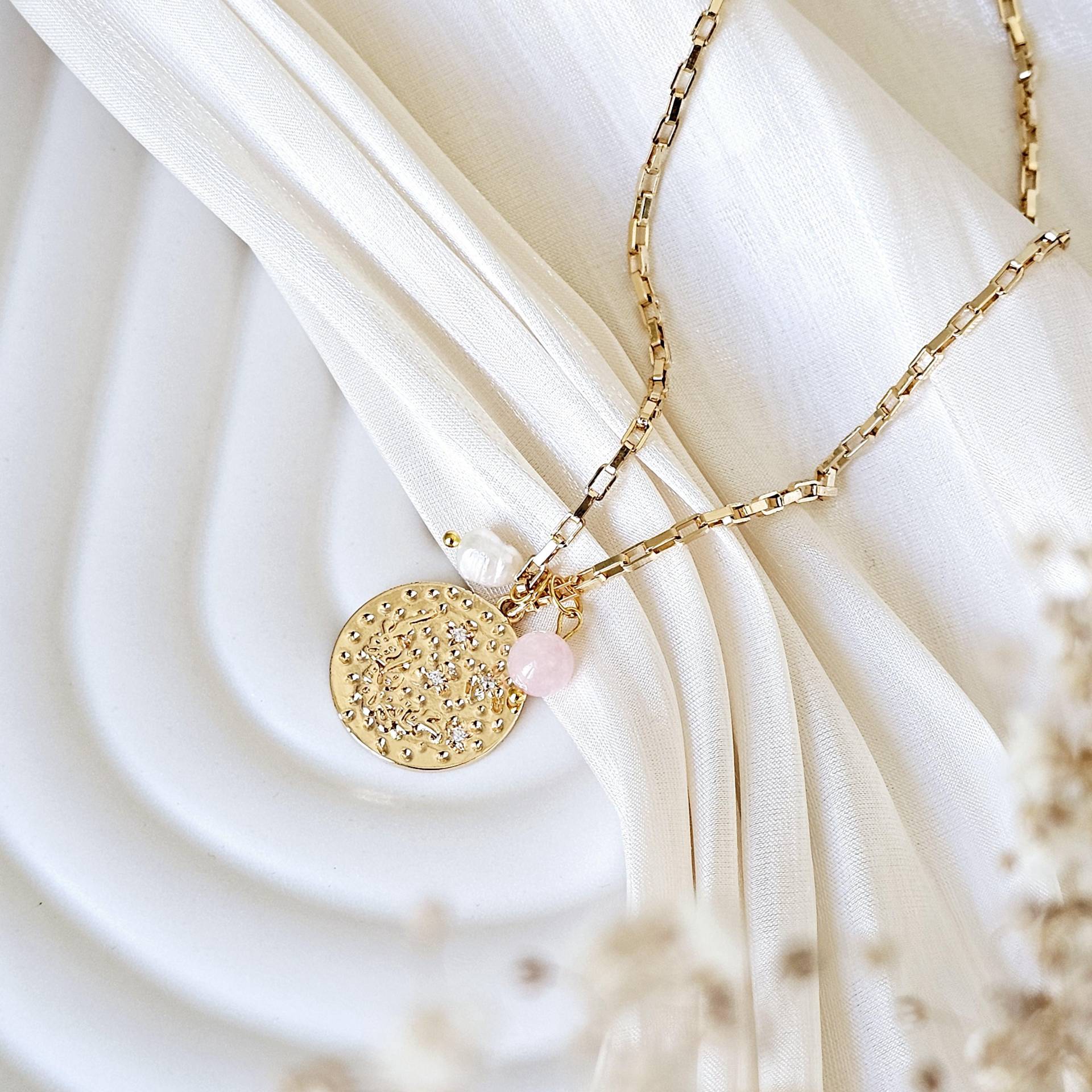 Geburtsblume Halskette Mit Geburtsstein, März Kirschblüten Kette, Zierliche Rosenquarz Halskette, Süßwasserperlen Charm, Handmade Geschenk von WakaiGirl