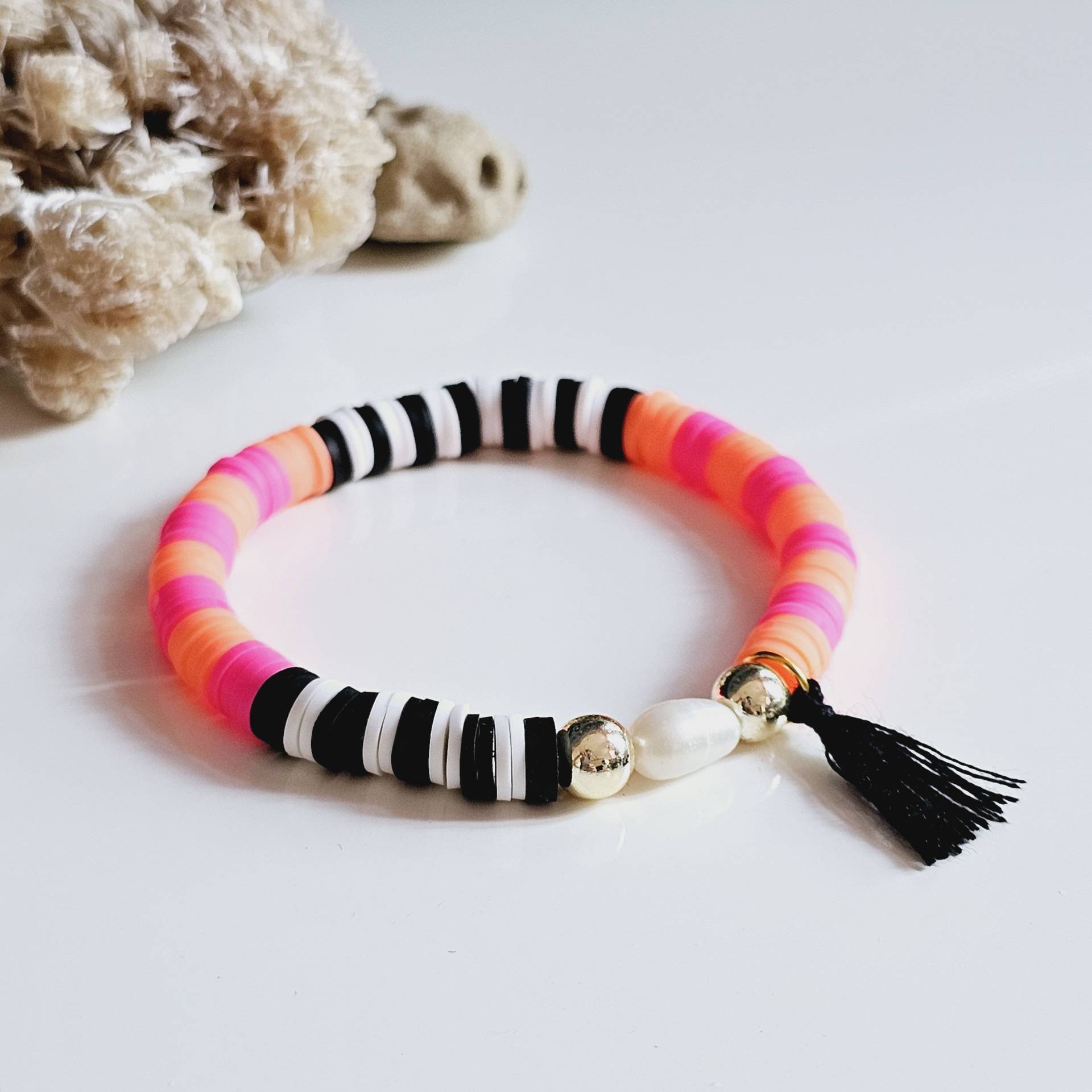 Heishi Armband Neon Pink Orange, Schwarz Weiß, Süßwasserperlen Armband, Katsuki Happy Sommer Statementarmband Boho Heishi Armband Neon Pink Orange, Schwarz Weiß, Süßwasserperlen Armband, Katsuki Happy Sommer Statementarmband Boho von WakaiGirl