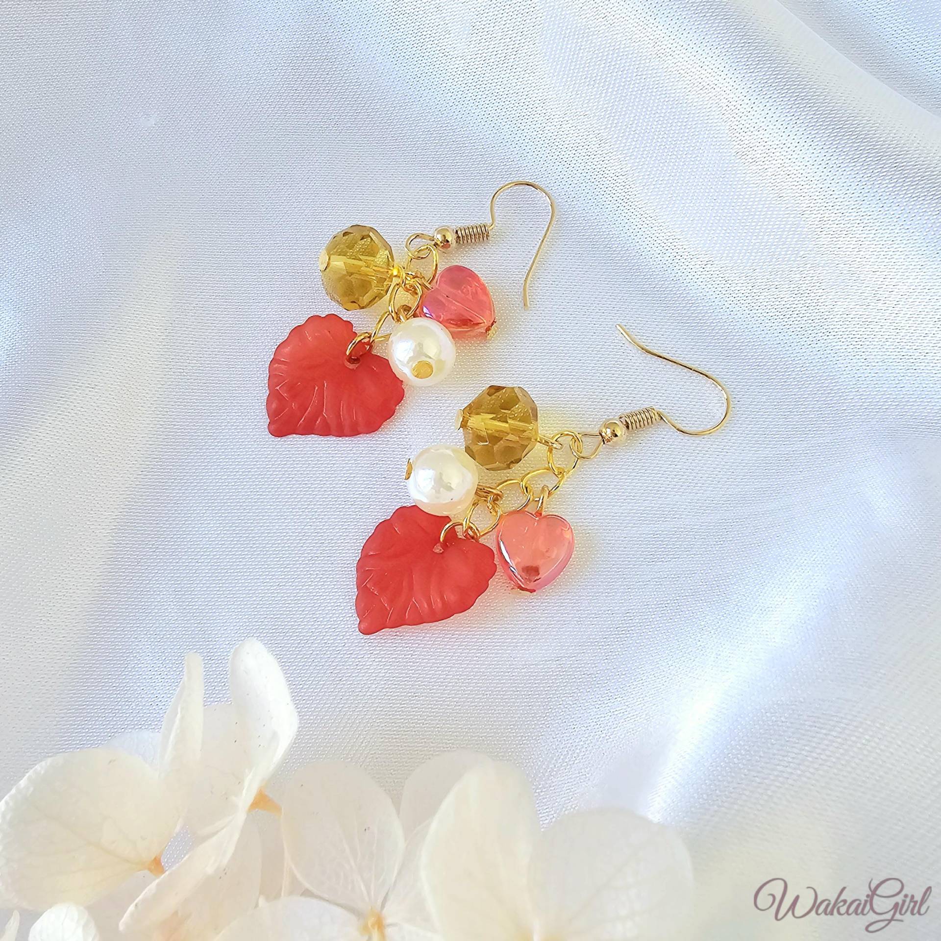 Blatt Ohrringe Gold, Kawaii Ohrringe, Whimsical Leaf Earrings, Fairycore, Cottagecore, Niedlich, Glitzer Perlen, Rotes Blatt, Handgefertigt von WakaiGirl
