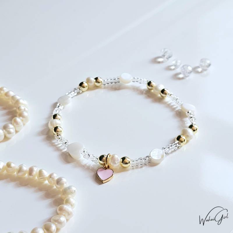 Perlenarmband Mit Süßwasserperlen Und Herz, Charm Armband 18K Vergoldet, Gold Weiß, Perlmuttherz, Handmade Schmuck, Geschenk Für Freundin von WakaiGirl