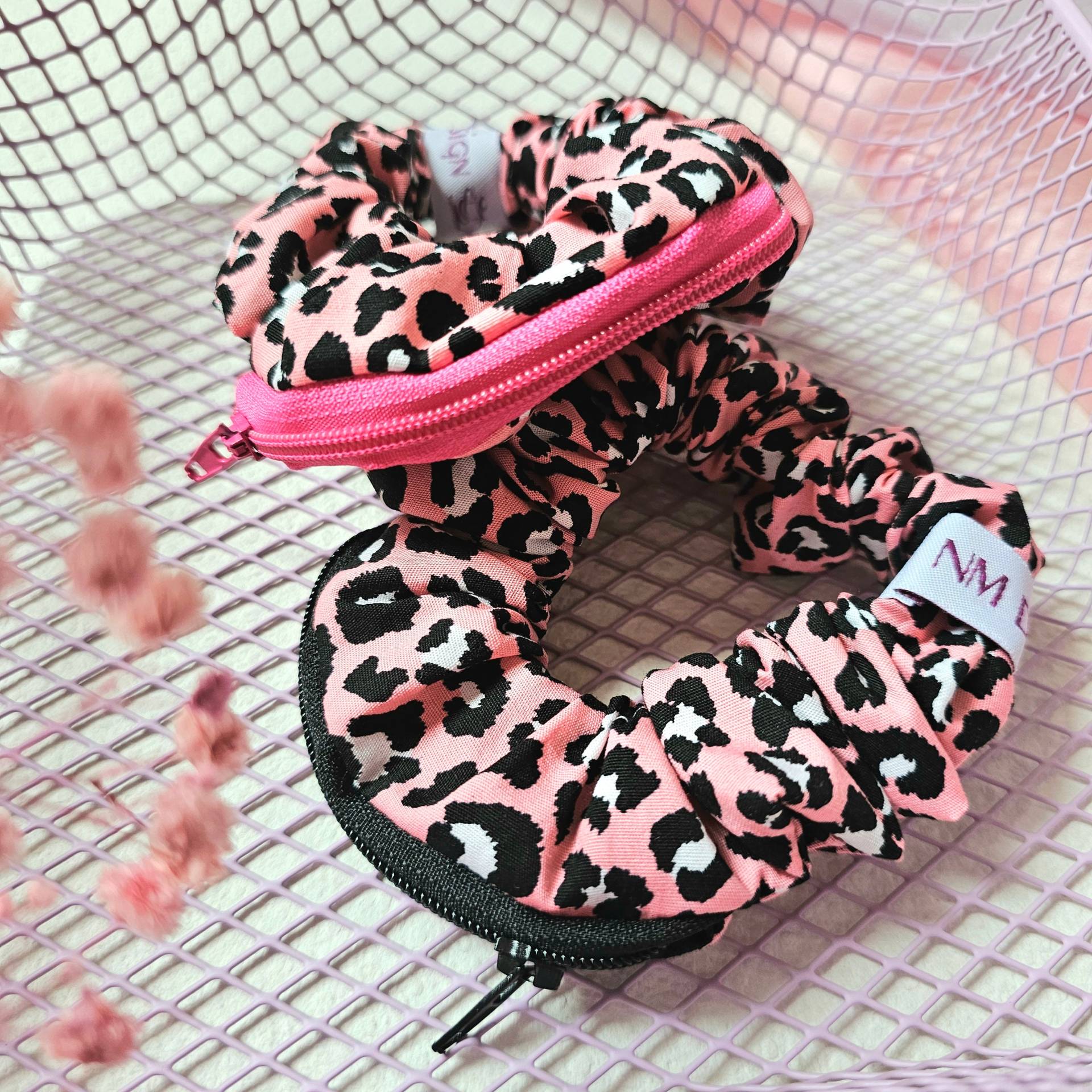 Scrunchie Mit Tasche/Reißverschluss Leo Pink Haargummi Rosa Biobaumwolle Plastikfrei Handgemacht Scrunchie Mit Tasche/Reißverschluss Leo Pink Haargummi Rosa Biobaumwolle Plastikfrei Handgemacht von WakaiGirl