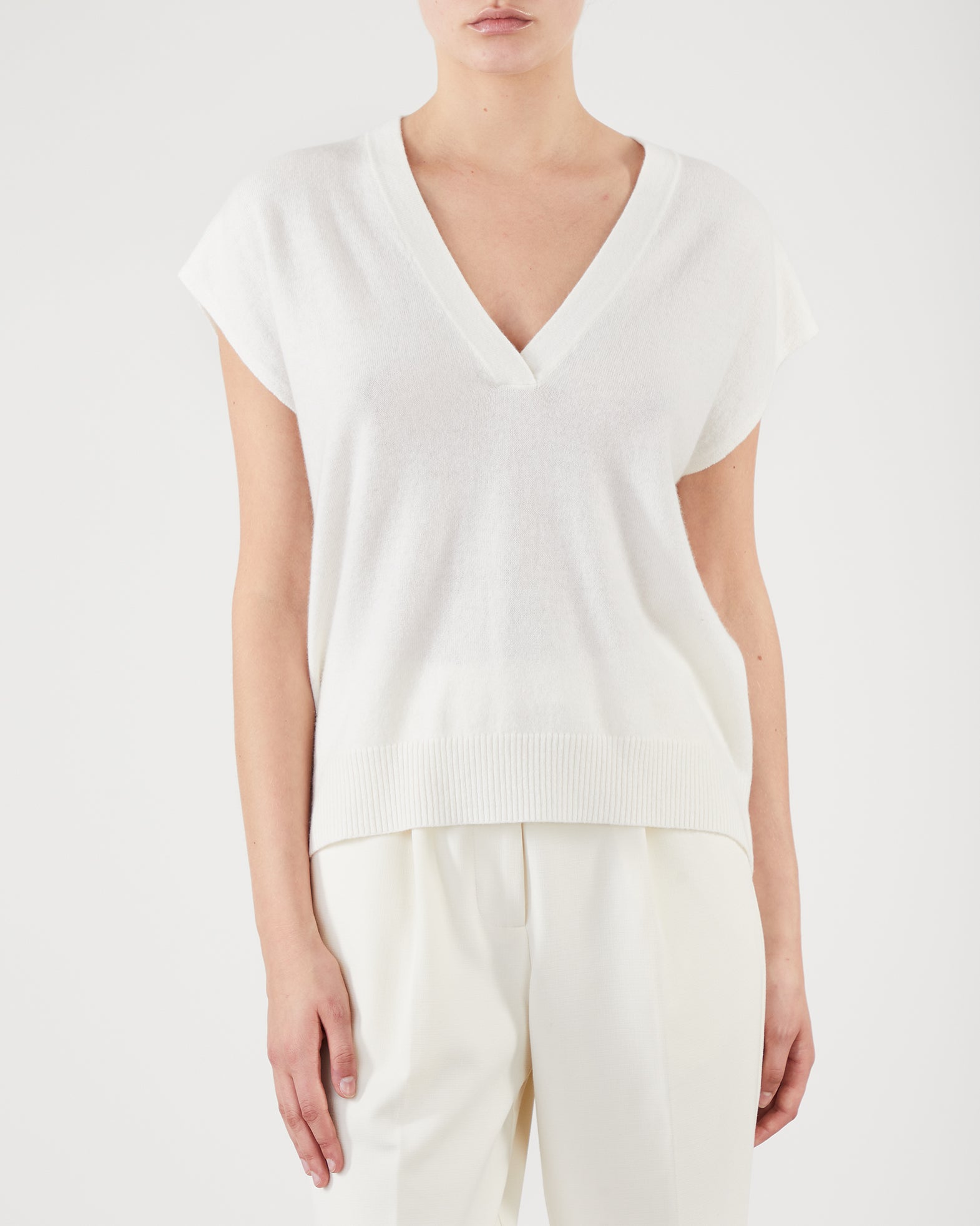 Wakakuu Icons Knitted V-Neck Top Offwhite Wakakuu Icons Knitted V-Neck Top Offwhite von Wakakuu Icons