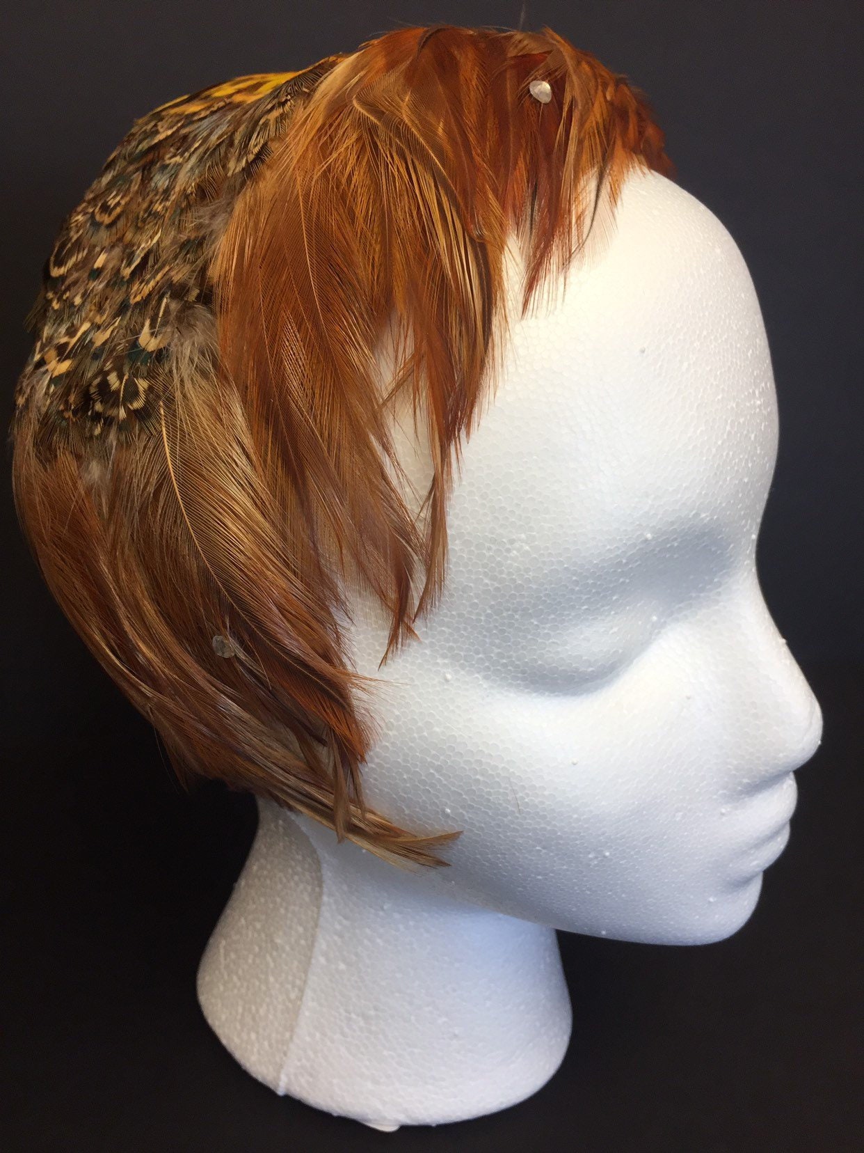 Glorious Vintage Feathered Hat Trés Chic 1950Er Jahre Glam Half Glorious Vintage Feathered Hat Trés Chic 1950Er Jahre Glam Half von WakefieldUnCommon